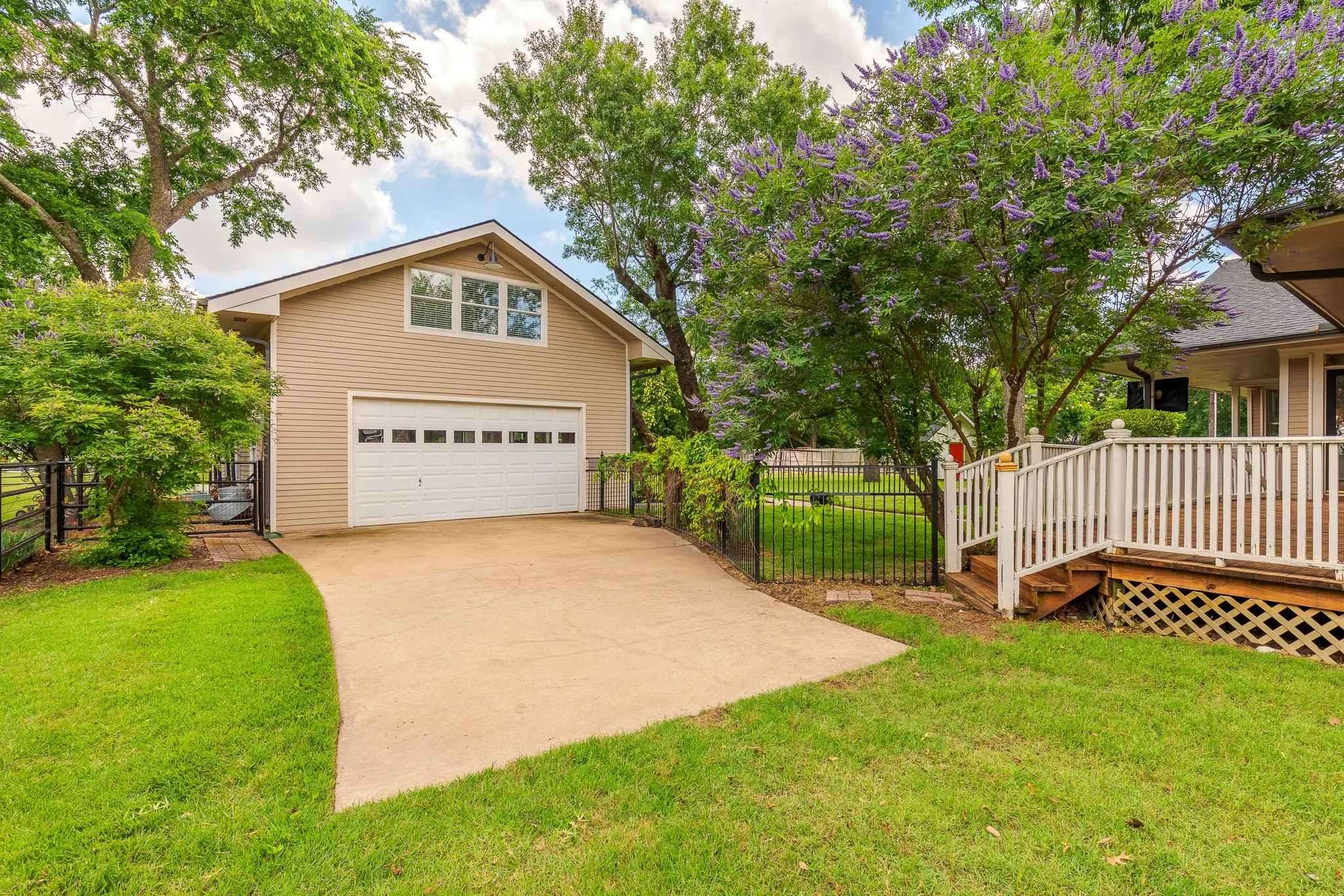 Single Family Residence For Sale in Grayson County , 203 E Umphress Street, Van Alstyne, Texas 75495, 5 Bedroom, 3 Bathroom, 2 Garage spaces, 3,043 Sqft, built in 1900, mls#21279271, Real Estate Agent in Van Alstyne, Homes For Sale in Grayson county, Homes For Sale in Van Alstyne, Realtor in Van Alstyne Texas, Real Estate Brokerage Independent Realty Texas, Luminita Cordes Realtor