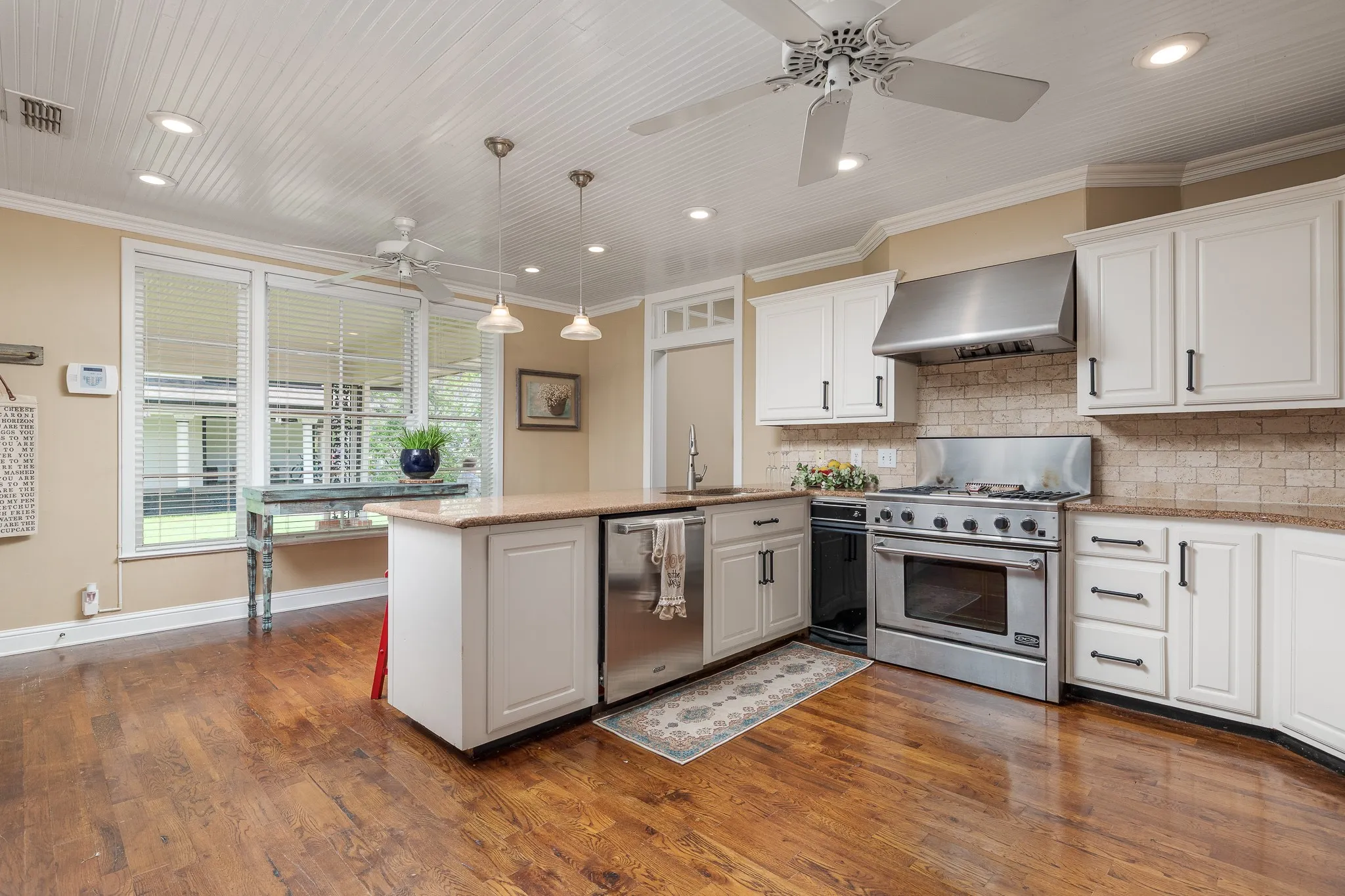 Single Family Residence For Sale in Grayson County , 203 E Umphress Street, Van Alstyne, Texas 75495, 5 Bedroom, 3 Bathroom, 2 Garage spaces, 3,043 Sqft, built in 1900, mls#21279271, Real Estate Agent in Van Alstyne, Homes For Sale in Grayson county, Homes For Sale in Van Alstyne, Realtor in Van Alstyne Texas, Real Estate Brokerage Independent Realty Texas, Luminita Cordes Realtor