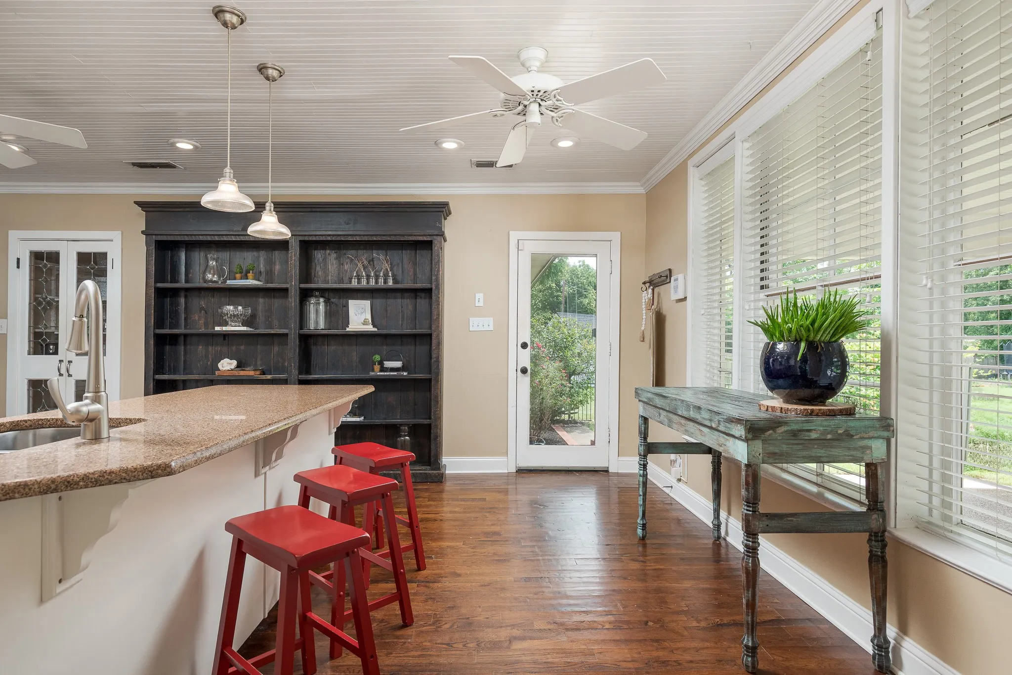 Single Family Residence For Sale in Grayson County , 203 E Umphress Street, Van Alstyne, Texas 75495, 5 Bedroom, 3 Bathroom, 2 Garage spaces, 3,043 Sqft, built in 1900, mls#21279271, Real Estate Agent in Van Alstyne, Homes For Sale in Grayson county, Homes For Sale in Van Alstyne, Realtor in Van Alstyne Texas, Real Estate Brokerage Independent Realty Texas, Luminita Cordes Realtor