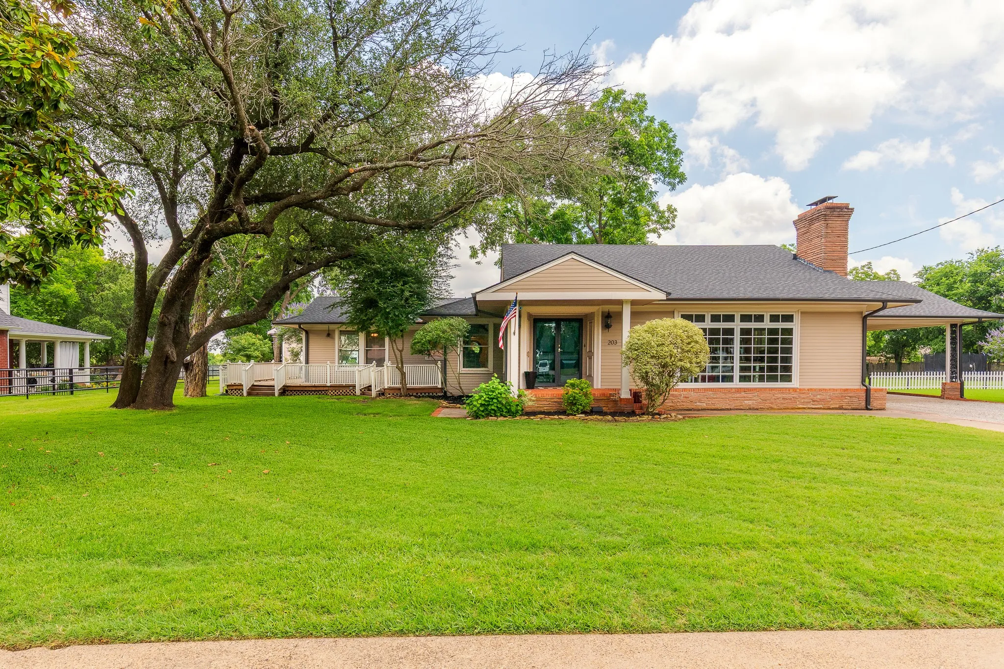Single Family Residence For Sale in Grayson County , 203 E Umphress Street, Van Alstyne, Texas 75495, 5 Bedroom, 3 Bathroom, 2 Garage spaces, 3,043 Sqft, built in 1900, mls#21279271, Real Estate Agent in Van Alstyne, Homes For Sale in Grayson county, Homes For Sale in Van Alstyne, Realtor in Van Alstyne Texas, Real Estate Brokerage Independent Realty Texas, Luminita Cordes Realtor