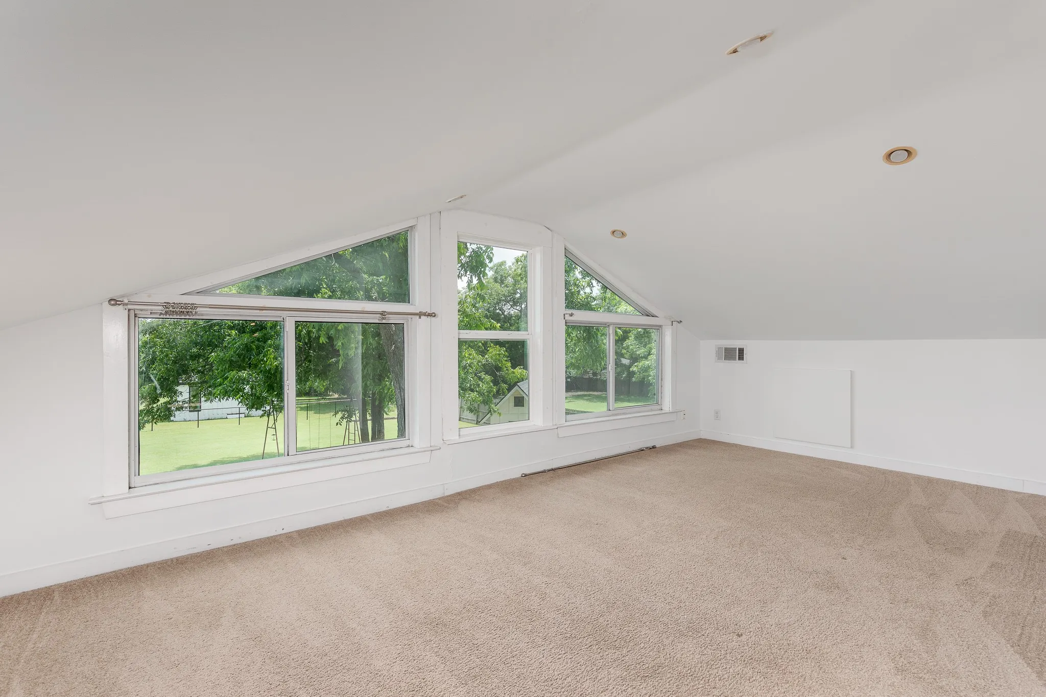 Single Family Residence For Sale in Grayson County , 203 E Umphress Street, Van Alstyne, Texas 75495, 5 Bedroom, 3 Bathroom, 2 Garage spaces, 3,043 Sqft, built in 1900, mls#21279271, Real Estate Agent in Van Alstyne, Homes For Sale in Grayson county, Homes For Sale in Van Alstyne, Realtor in Van Alstyne Texas, Real Estate Brokerage Independent Realty Texas, Luminita Cordes Realtor