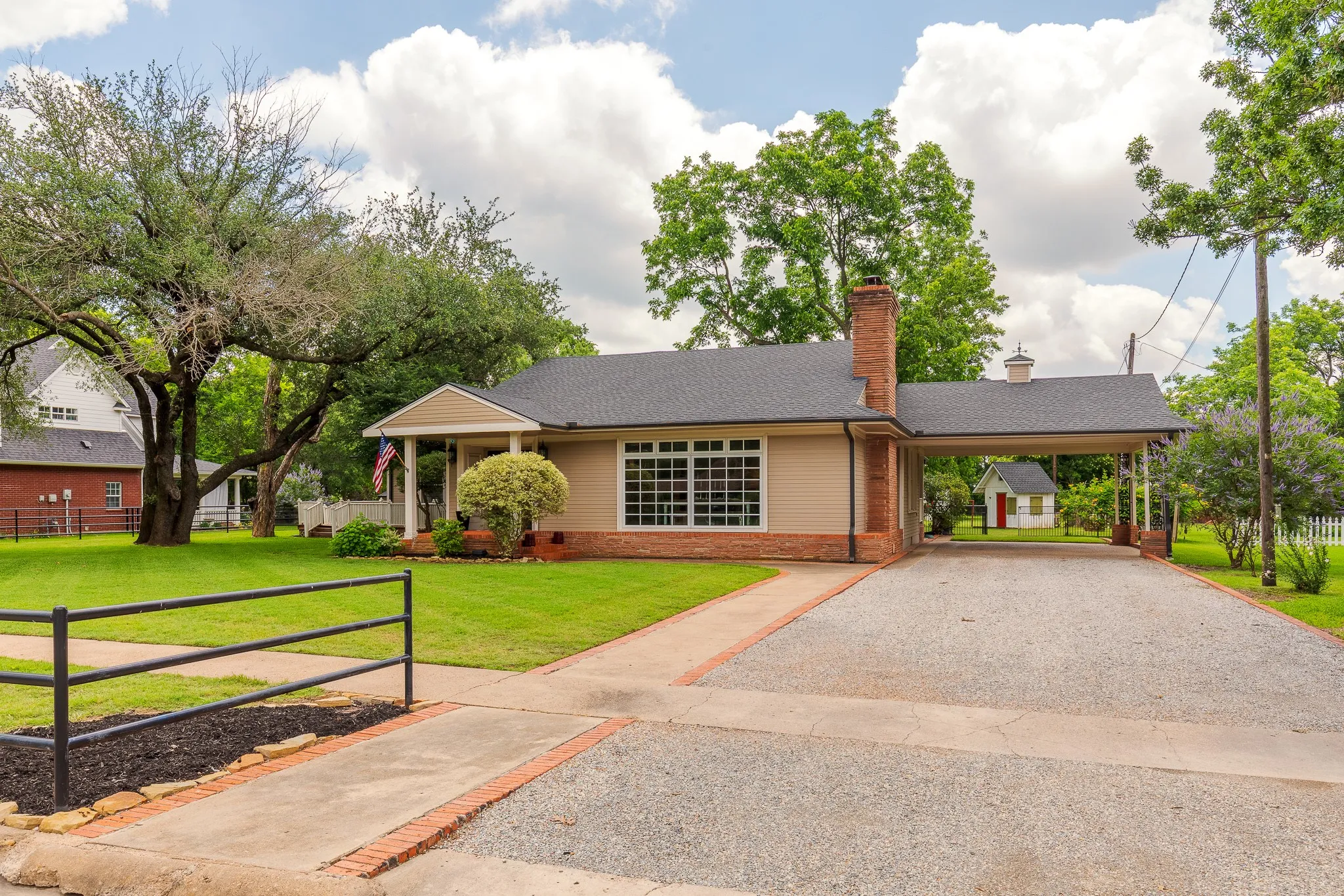 Single Family Residence For Sale in Grayson County , 203 E Umphress Street, Van Alstyne, Texas 75495, 5 Bedroom, 3 Bathroom, 2 Garage spaces, 3,043 Sqft, built in 1900, mls#21279271, Real Estate Agent in Van Alstyne, Homes For Sale in Grayson county, Homes For Sale in Van Alstyne, Realtor in Van Alstyne Texas, Real Estate Brokerage Independent Realty Texas, Luminita Cordes Realtor