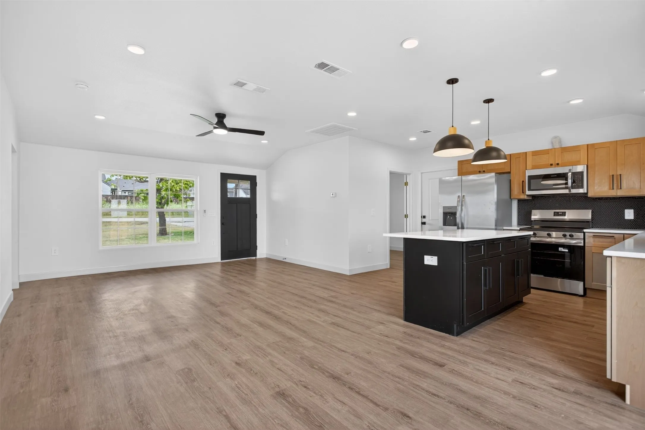 Single Family Residence For Rent in Kaufman County , 10900 Reeder, Forney, Texas 75126, 3 Bedroom, 2 Bathroom, 2 Garage spaces, 1,186 Sqft, built in 1979, mls#21283162, Real Estate Agent in Forney, Homes For Rent in Kaufman county, Homes For Rent in Forney, Realtor in Forney Texas, Real Estate Brokerage Independent Realty Texas, Luminita Cordes Realtor