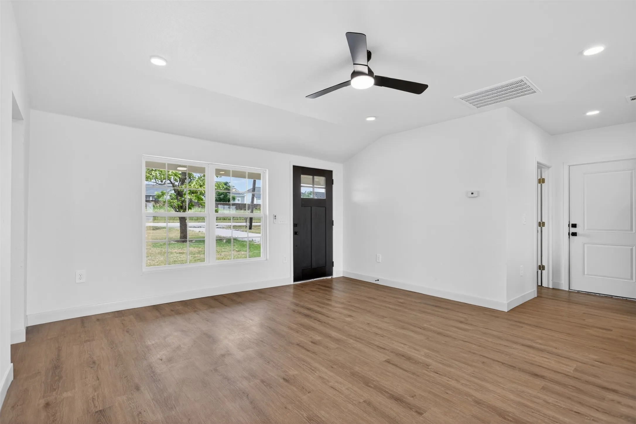 Single Family Residence For Rent in Kaufman County , 10900 Reeder, Forney, Texas 75126, 3 Bedroom, 2 Bathroom, 2 Garage spaces, 1,186 Sqft, built in 1979, mls#21283162, Real Estate Agent in Forney, Homes For Rent in Kaufman county, Homes For Rent in Forney, Realtor in Forney Texas, Real Estate Brokerage Independent Realty Texas, Luminita Cordes Realtor