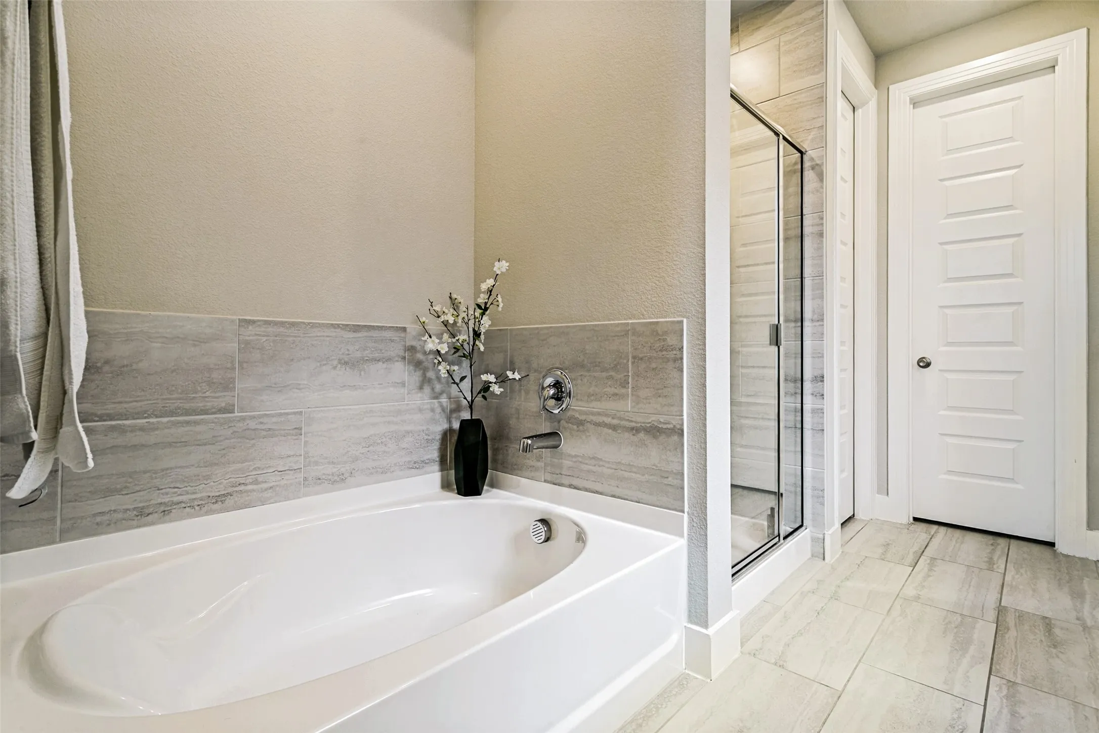 Integrated white bathtub with a tiled surround