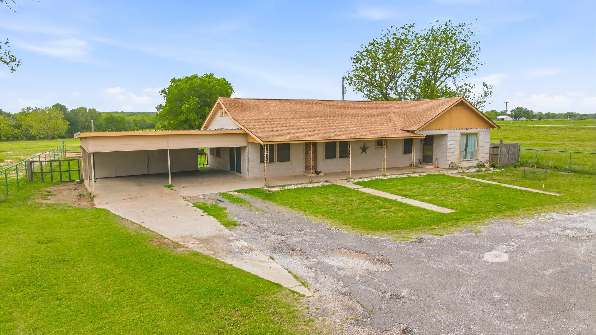Single Family Residence For Sale in Comanche County , 7450 E Highway 6 3, De Leon, Texas 76444, 4 Bedroom, 3 Bathroom, Garage spaces, 2,098 Sqft, built in 1957, mls#21283179, Real Estate Agent in De Leon, Homes For Sale in Comanche county, Homes For Sale in De Leon, Realtor in De Leon Texas, Real Estate Brokerage Independent Realty Texas, Luminita Cordes Realtor