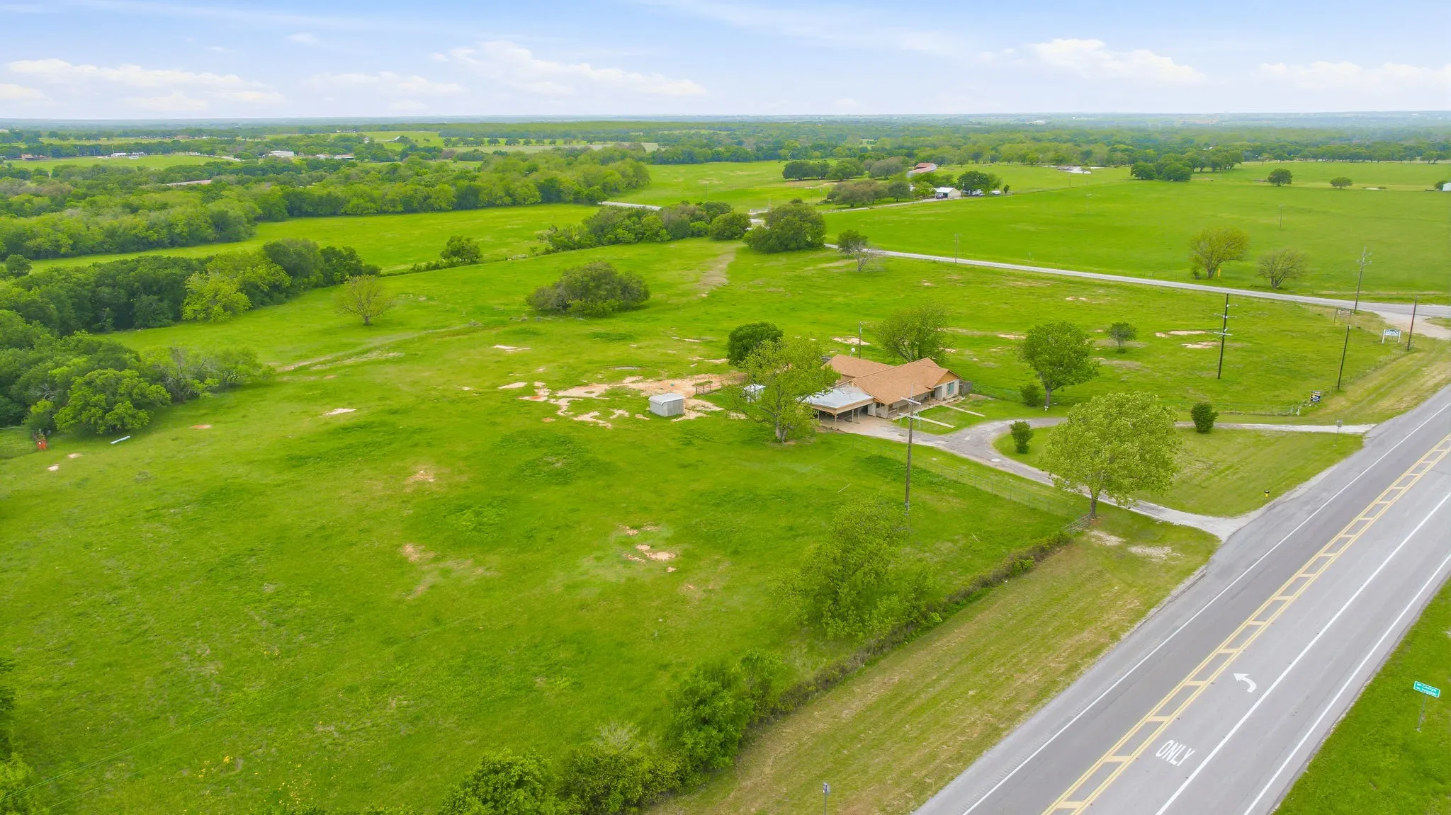 Single Family Residence For Sale in Comanche County , 7450 E Highway 6 3, De Leon, Texas 76444, 4 Bedroom, 3 Bathroom, Garage spaces, 2,098 Sqft, built in 1957, mls#21283179, Real Estate Agent in De Leon, Homes For Sale in Comanche county, Homes For Sale in De Leon, Realtor in De Leon Texas, Real Estate Brokerage Independent Realty Texas, Luminita Cordes Realtor