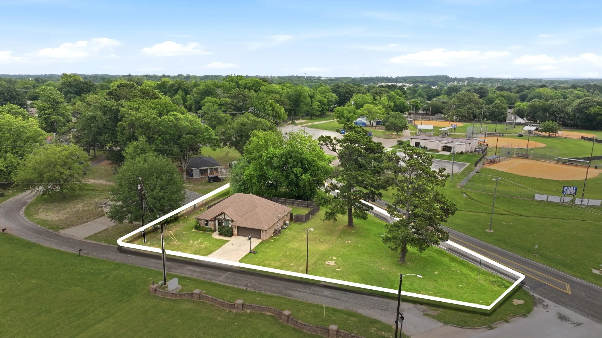 Single Family Residence For Sale in Smith County , 605 Penny Lane, Lindale, Texas 75771, 3 Bedroom, 2 Bathroom, 2 Garage spaces, 1,478 Sqft, built in 2011, mls#21283223, Real Estate Agent in Lindale, Homes For Sale in Smith county, Homes For Sale in Lindale, Realtor in Lindale Texas, Real Estate Brokerage Independent Realty Texas, Luminita Cordes Realtor