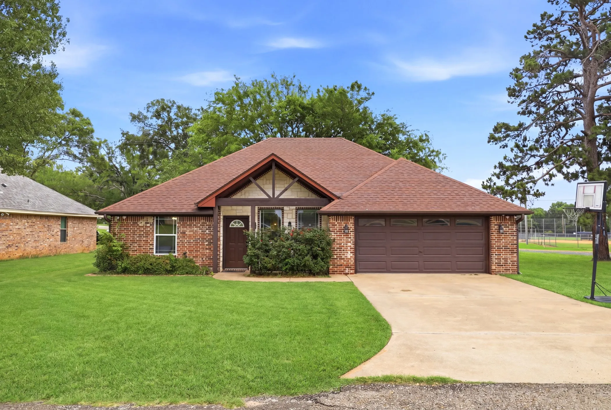 Single Family Residence For Sale in Smith County , 605 Penny Lane, Lindale, Texas 75771, 3 Bedroom, 2 Bathroom, 2 Garage spaces, 1,478 Sqft, built in 2011, mls#21283223, Real Estate Agent in Lindale, Homes For Sale in Smith county, Homes For Sale in Lindale, Realtor in Lindale Texas, Real Estate Brokerage Independent Realty Texas, Luminita Cordes Realtor