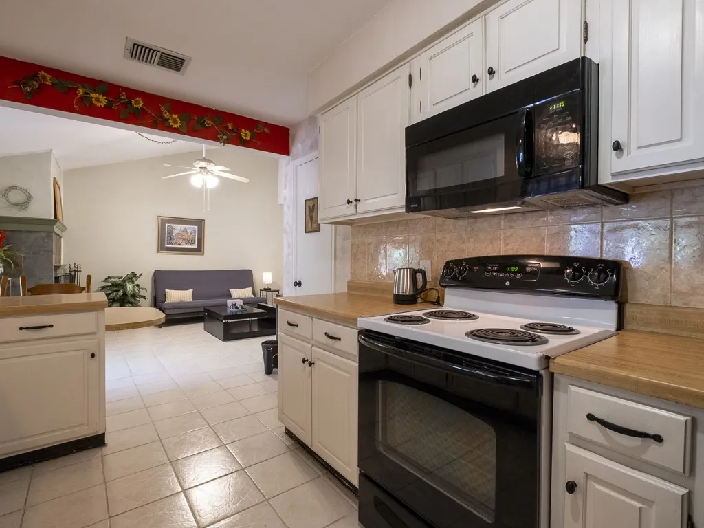 Single Family Residence For Rent in Hood County , 408 Heritage Trail, Granbury, Texas 76048, 3 Bedroom, 2 Bathroom, 2 Garage spaces, 1,635 Sqft, built in 1979, mls#21283261, Real Estate Agent in Granbury, Homes For Rent in Hood county, Homes For Rent in Granbury, Realtor in Granbury Texas, Real Estate Brokerage Independent Realty Texas, Luminita Cordes Realtor