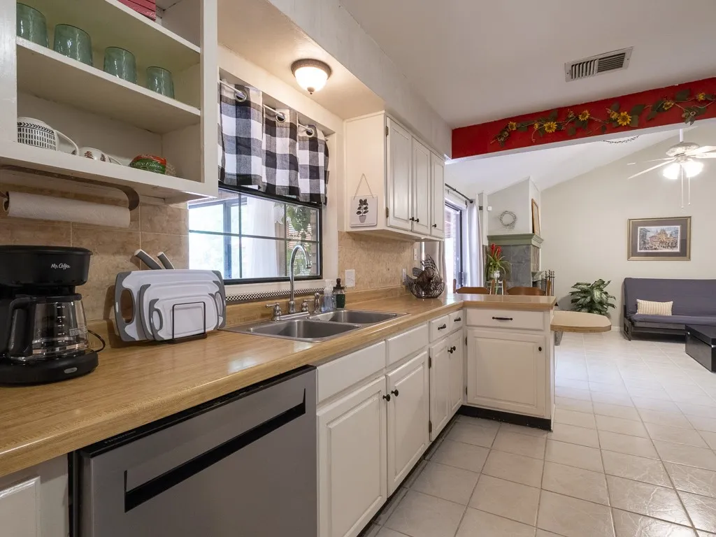 Single Family Residence For Rent in Hood County , 408 Heritage Trail, Granbury, Texas 76048, 3 Bedroom, 2 Bathroom, 2 Garage spaces, 1,635 Sqft, built in 1979, mls#21283261, Real Estate Agent in Granbury, Homes For Rent in Hood county, Homes For Rent in Granbury, Realtor in Granbury Texas, Real Estate Brokerage Independent Realty Texas, Luminita Cordes Realtor