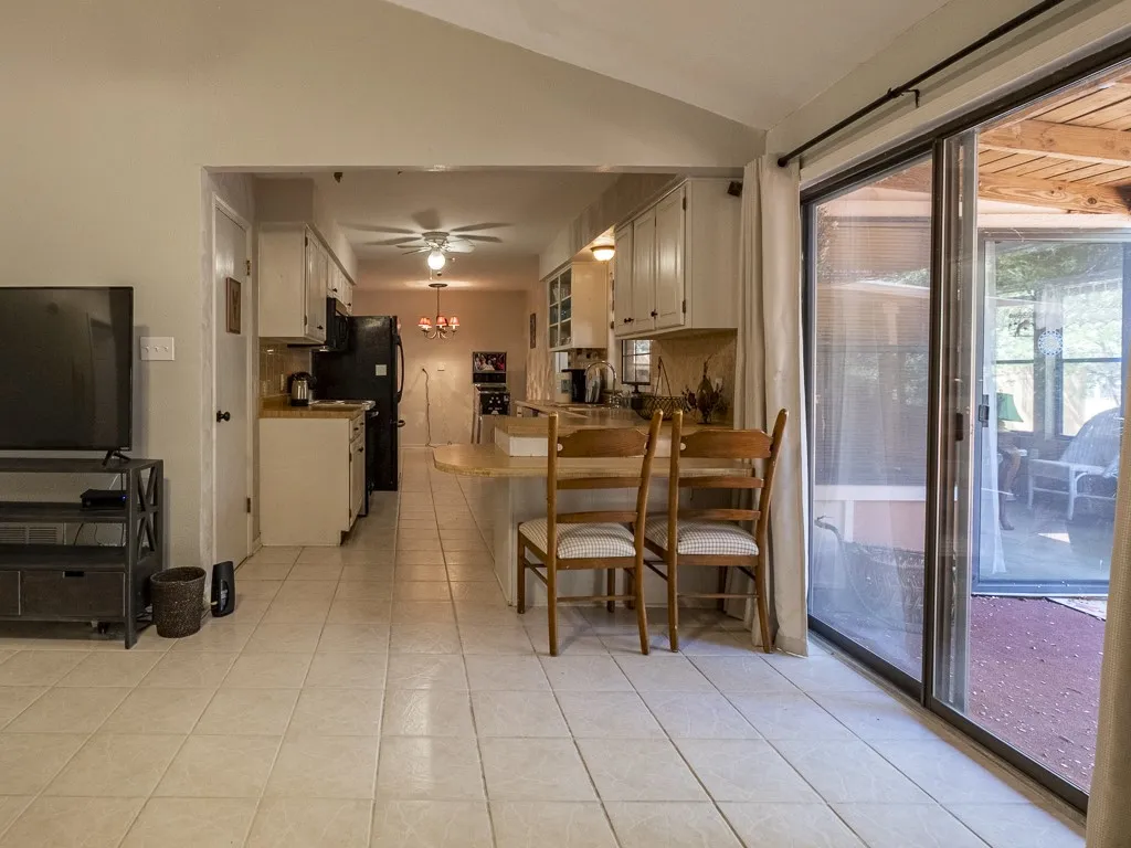 Single Family Residence For Rent in Hood County , 408 Heritage Trail, Granbury, Texas 76048, 3 Bedroom, 2 Bathroom, 2 Garage spaces, 1,635 Sqft, built in 1979, mls#21283261, Real Estate Agent in Granbury, Homes For Rent in Hood county, Homes For Rent in Granbury, Realtor in Granbury Texas, Real Estate Brokerage Independent Realty Texas, Luminita Cordes Realtor