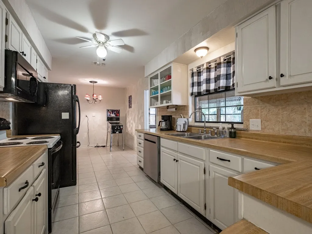 Single Family Residence For Rent in Hood County , 408 Heritage Trail, Granbury, Texas 76048, 3 Bedroom, 2 Bathroom, 2 Garage spaces, 1,635 Sqft, built in 1979, mls#21283261, Real Estate Agent in Granbury, Homes For Rent in Hood county, Homes For Rent in Granbury, Realtor in Granbury Texas, Real Estate Brokerage Independent Realty Texas, Luminita Cordes Realtor