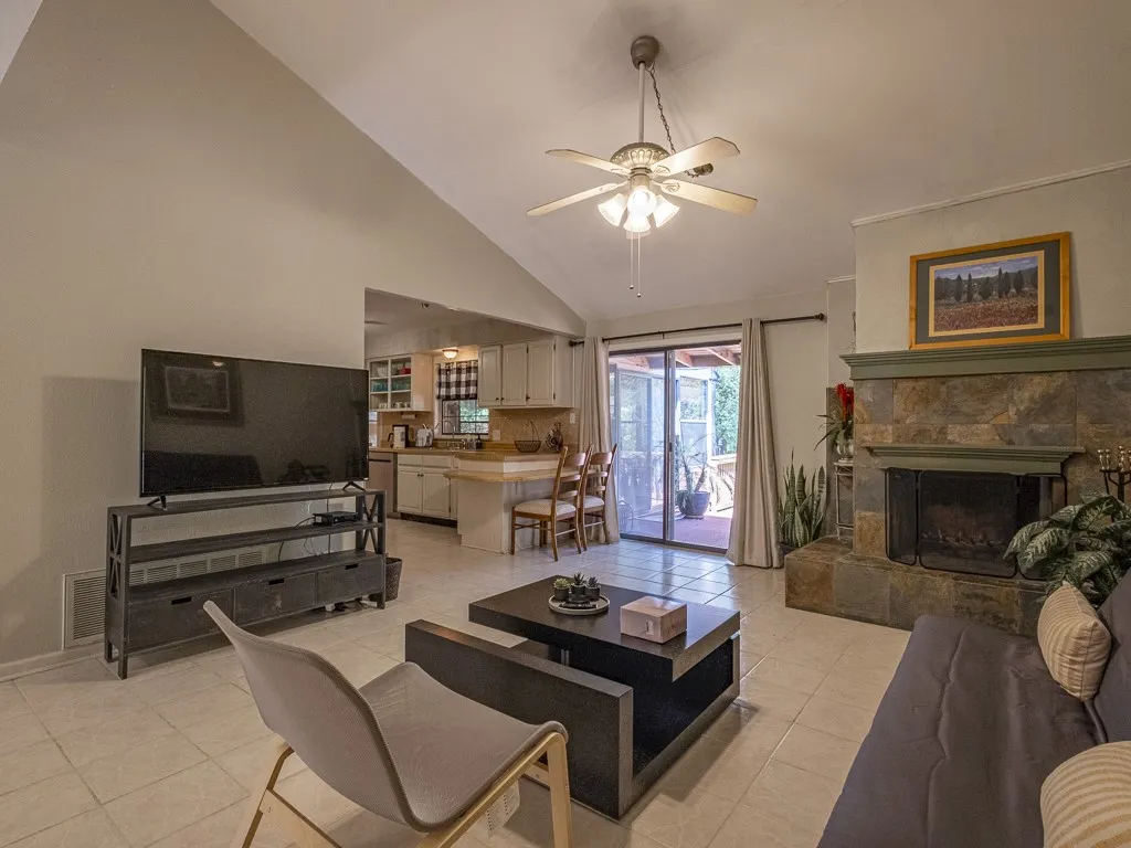 Single Family Residence For Rent in Hood County , 408 Heritage Trail, Granbury, Texas 76048, 3 Bedroom, 2 Bathroom, 2 Garage spaces, 1,635 Sqft, built in 1979, mls#21283261, Real Estate Agent in Granbury, Homes For Rent in Hood county, Homes For Rent in Granbury, Realtor in Granbury Texas, Real Estate Brokerage Independent Realty Texas, Luminita Cordes Realtor