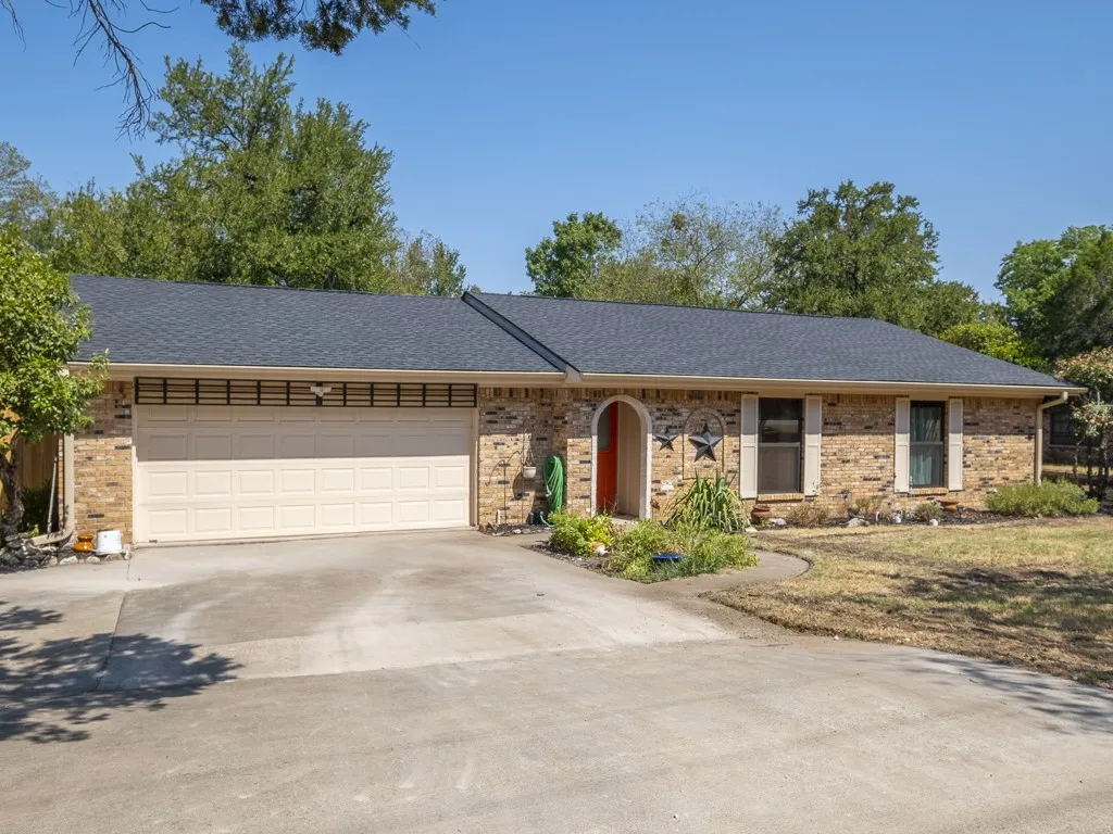 Single Family Residence For Rent in Hood County , 408 Heritage Trail, Granbury, Texas 76048, 3 Bedroom, 2 Bathroom, 2 Garage spaces, 1,635 Sqft, built in 1979, mls#21283261, Real Estate Agent in Granbury, Homes For Rent in Hood county, Homes For Rent in Granbury, Realtor in Granbury Texas, Real Estate Brokerage Independent Realty Texas, Luminita Cordes Realtor
