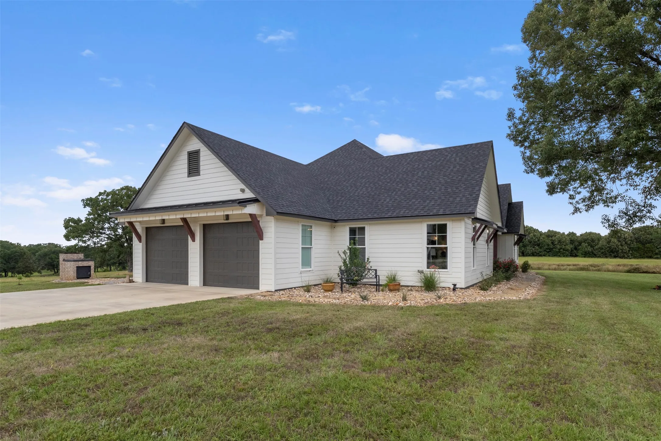 Single Family Residence For Sale in Van Zandt County , 2408 Vz County Road 3104, Edgewood, Texas 75117, 3 Bedroom, 4 Bathroom, 4 Garage spaces, 3,299 Sqft, built in 2024, mls#21281881, Real Estate Agent in Edgewood, Homes For Sale in Van Zandt county, Homes For Sale in Edgewood, Realtor in Edgewood Texas, Real Estate Brokerage Independent Realty Texas, Luminita Cordes Realtor