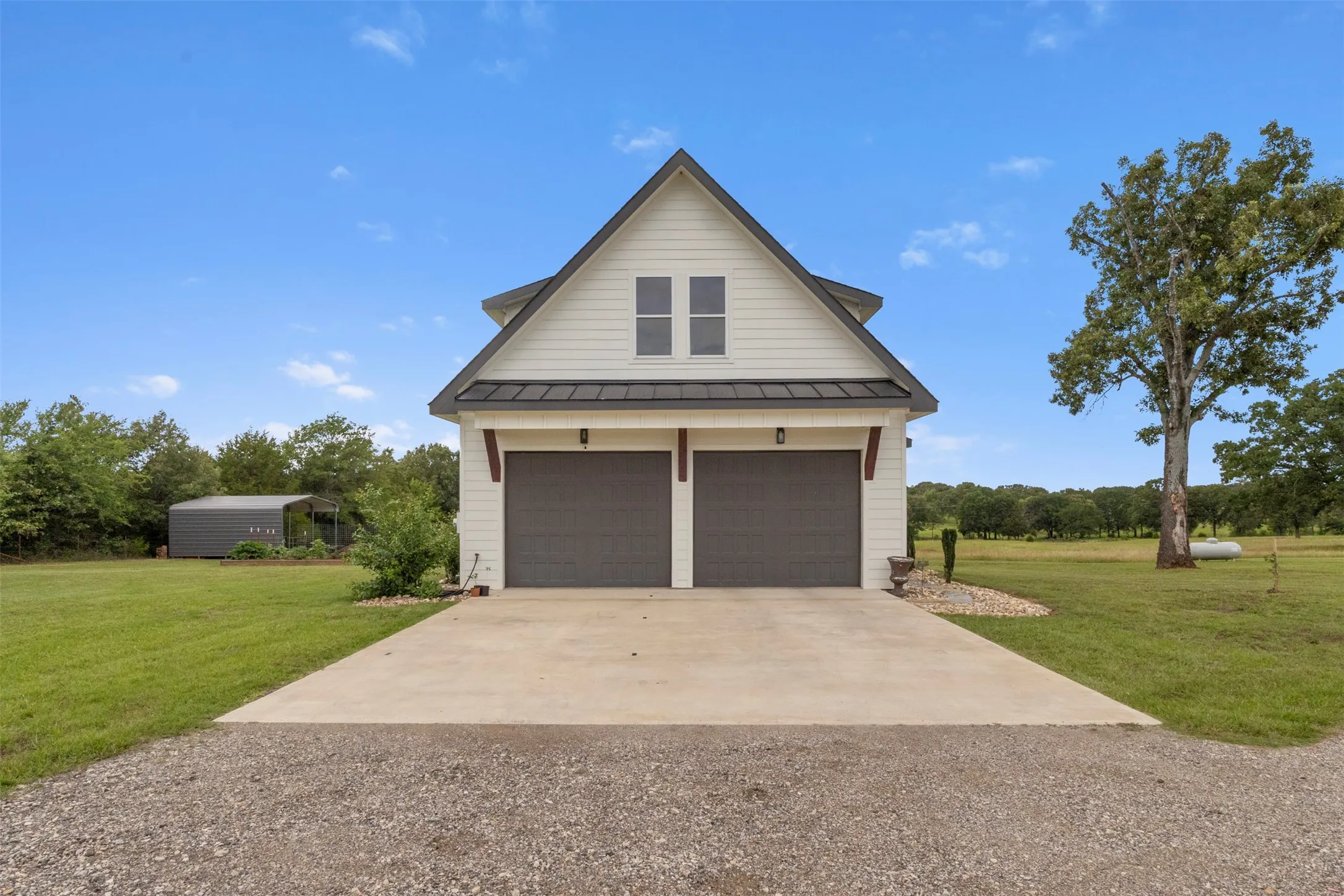 Single Family Residence For Sale in Van Zandt County , 2408 Vz County Road 3104, Edgewood, Texas 75117, 3 Bedroom, 4 Bathroom, 4 Garage spaces, 3,299 Sqft, built in 2024, mls#21281881, Real Estate Agent in Edgewood, Homes For Sale in Van Zandt county, Homes For Sale in Edgewood, Realtor in Edgewood Texas, Real Estate Brokerage Independent Realty Texas, Luminita Cordes Realtor