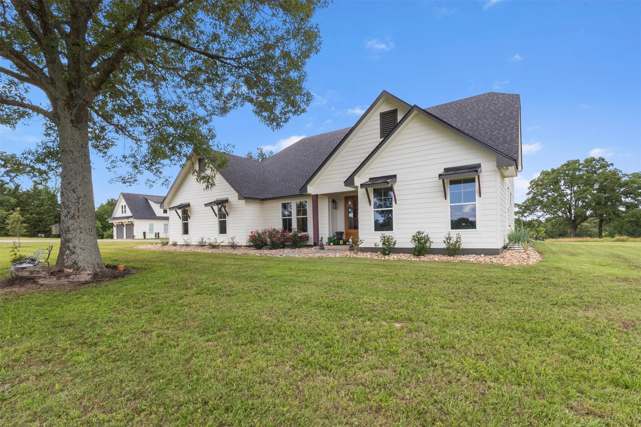 Single Family Residence For Sale in Van Zandt County , 2408 Vz County Road 3104, Edgewood, Texas 75117, 3 Bedroom, 4 Bathroom, 4 Garage spaces, 3,299 Sqft, built in 2024, mls#21281881, Real Estate Agent in Edgewood, Homes For Sale in Van Zandt county, Homes For Sale in Edgewood, Realtor in Edgewood Texas, Real Estate Brokerage Independent Realty Texas, Luminita Cordes Realtor