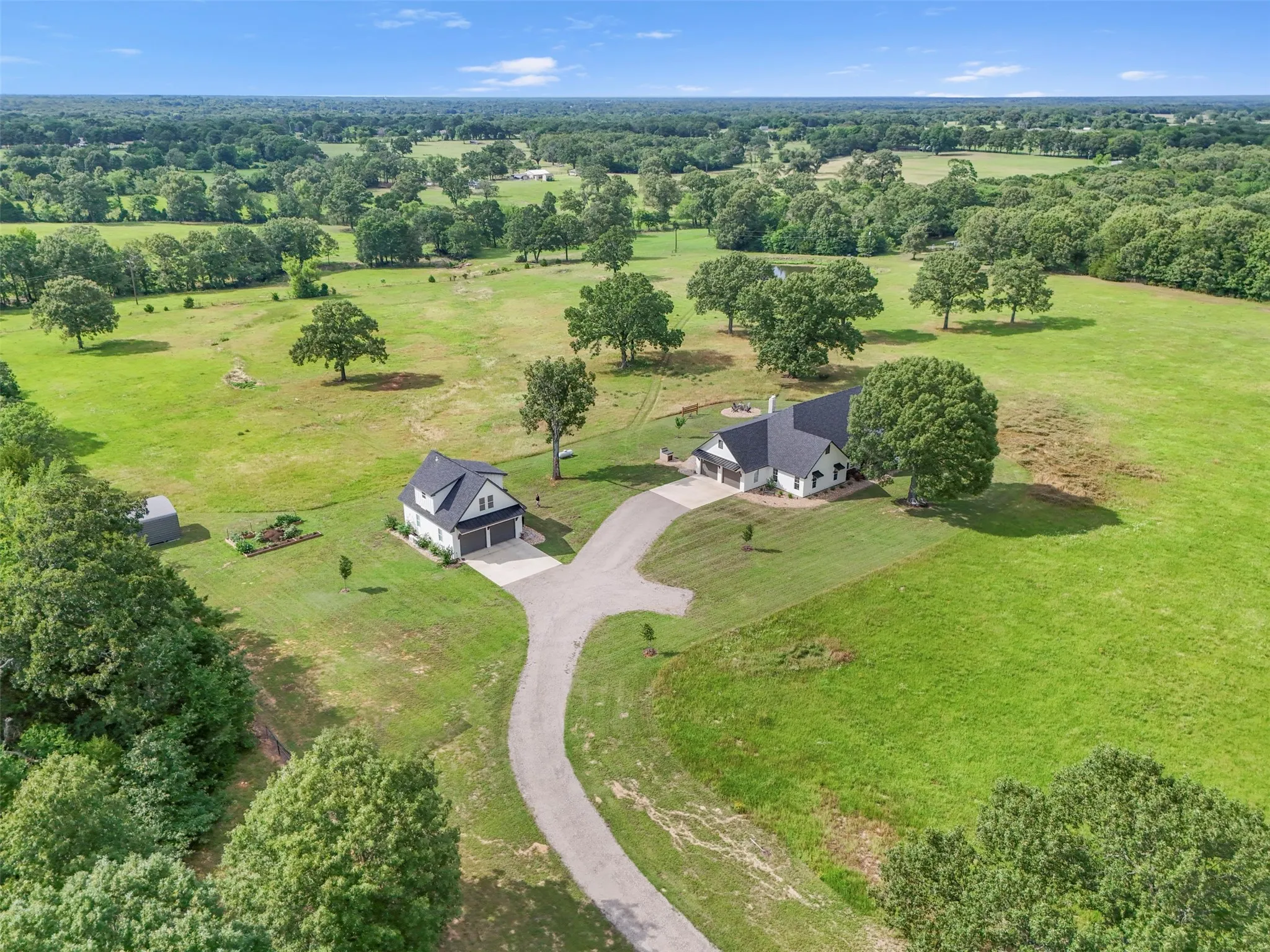 Single Family Residence For Sale in Van Zandt County , 2408 Vz County Road 3104, Edgewood, Texas 75117, 3 Bedroom, 4 Bathroom, 4 Garage spaces, 3,299 Sqft, built in 2024, mls#21281881, Real Estate Agent in Edgewood, Homes For Sale in Van Zandt county, Homes For Sale in Edgewood, Realtor in Edgewood Texas, Real Estate Brokerage Independent Realty Texas, Luminita Cordes Realtor