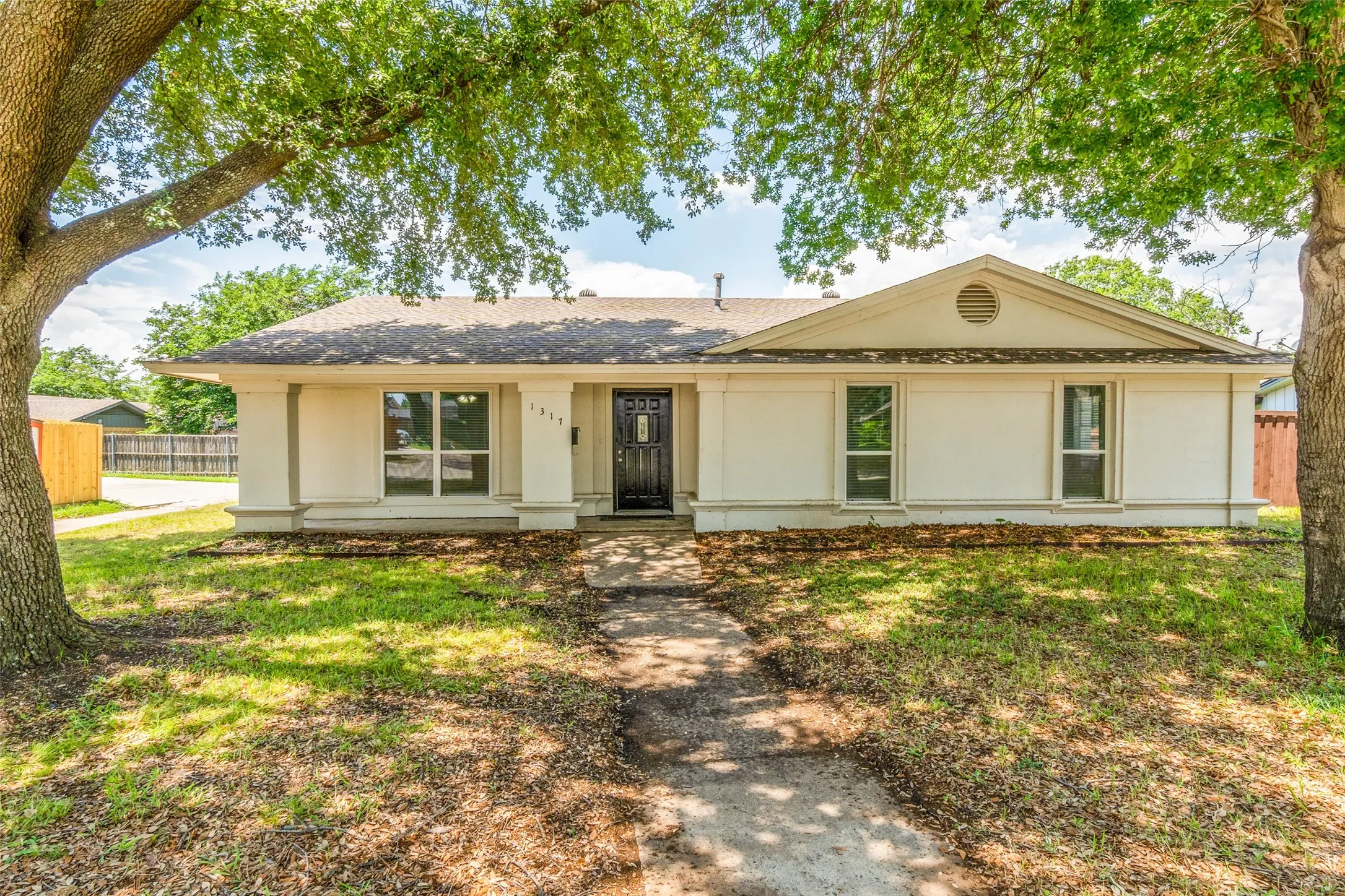 Single Family Residence For Sale in Dallas County , 1317 Mount Vernon Drive, Mesquite, Texas 75149, 4 Bedrooms, 2 Bathrooms, 2 Garage spaces, 2,317 Sqft, built in 1968, Price $360,000, mls#21283239, Real Estate Agent in Mesquite, Homes For Sale in Dallas county, Homes For Sale in Mesquite, Realtor in Mesquite Texas, Real Estate Brokerage Independent Realty Texas, Luminita Cordes Realtor