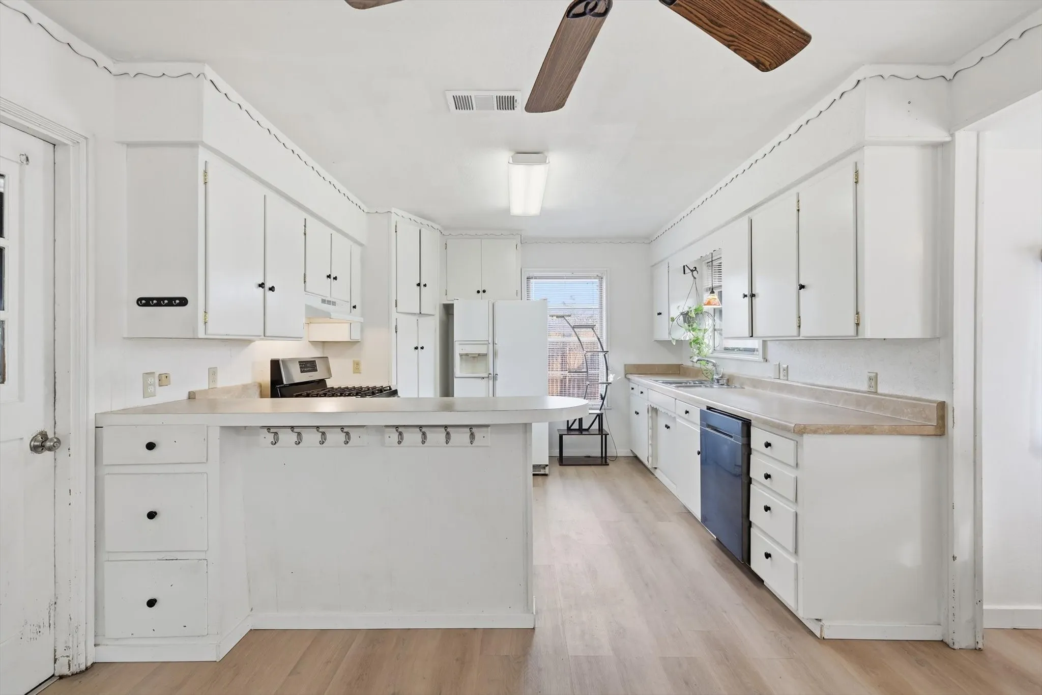 Single Family Residence For Sale in Denton County , 612 N 10th Street, Sanger, Texas 76266, 3 Bedroom, 2 Bathroom, 2 Garage spaces, 1,423 Sqft, built in 1969, Price $255,900, mls#21283293, Real Estate Agent in Sanger, Homes For Sale in Denton county, Homes For Sale in Sanger, Realtor in Sanger Texas, Real Estate Brokerage Independent Realty Texas, Luminita Cordes Realtor