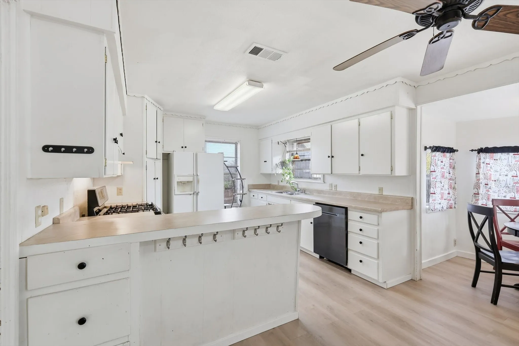 Single Family Residence For Sale in Denton County , 612 N 10th Street, Sanger, Texas 76266, 3 Bedroom, 2 Bathroom, 2 Garage spaces, 1,423 Sqft, built in 1969, Price $255,900, mls#21283293, Real Estate Agent in Sanger, Homes For Sale in Denton county, Homes For Sale in Sanger, Realtor in Sanger Texas, Real Estate Brokerage Independent Realty Texas, Luminita Cordes Realtor