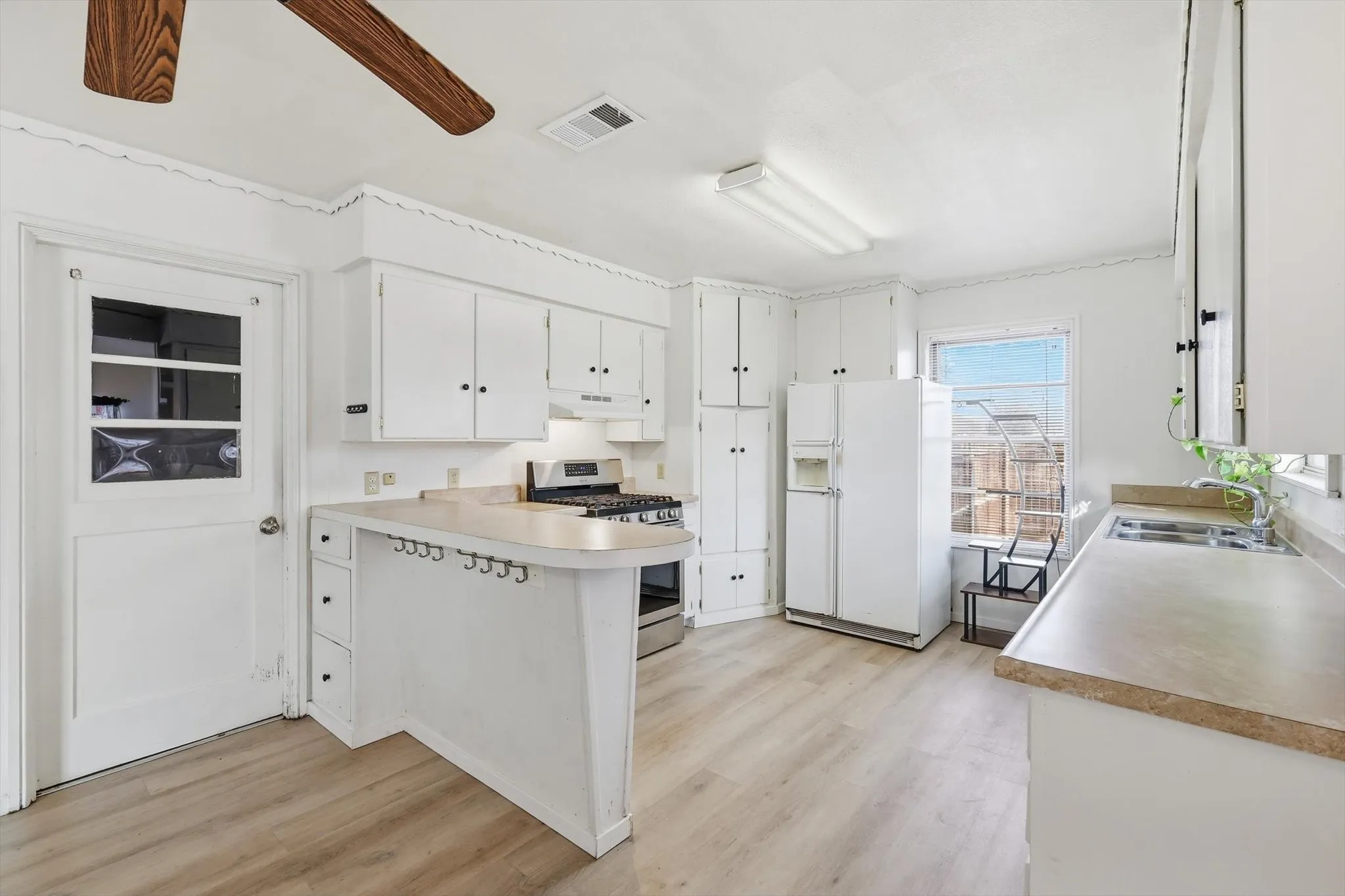 Single Family Residence For Sale in Denton County , 612 N 10th Street, Sanger, Texas 76266, 3 Bedroom, 2 Bathroom, 2 Garage spaces, 1,423 Sqft, built in 1969, Price $255,900, mls#21283293, Real Estate Agent in Sanger, Homes For Sale in Denton county, Homes For Sale in Sanger, Realtor in Sanger Texas, Real Estate Brokerage Independent Realty Texas, Luminita Cordes Realtor