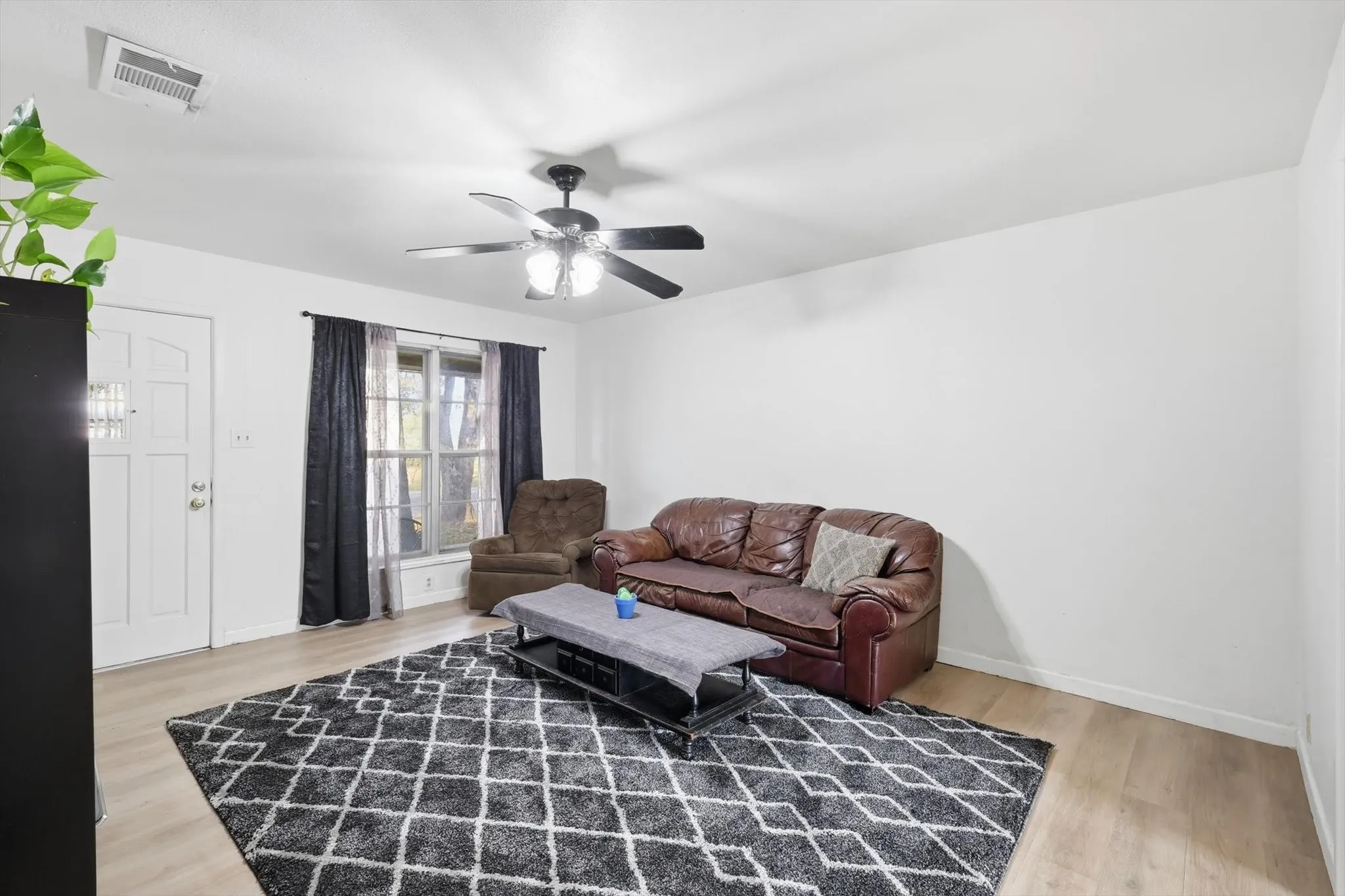 Single Family Residence For Sale in Denton County , 612 N 10th Street, Sanger, Texas 76266, 3 Bedroom, 2 Bathroom, 2 Garage spaces, 1,423 Sqft, built in 1969, Price $255,900, mls#21283293, Real Estate Agent in Sanger, Homes For Sale in Denton county, Homes For Sale in Sanger, Realtor in Sanger Texas, Real Estate Brokerage Independent Realty Texas, Luminita Cordes Realtor