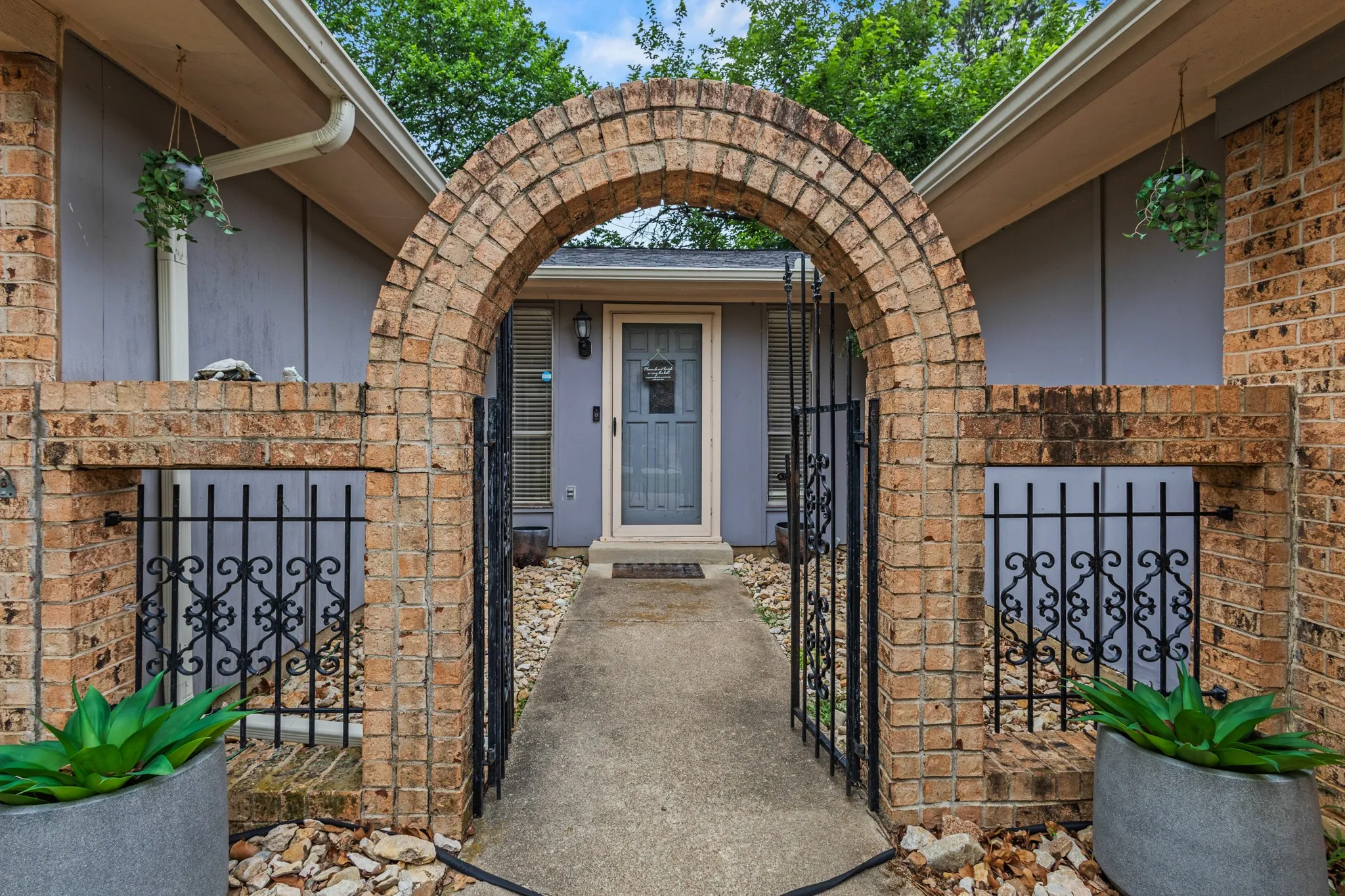 Single Family Residence For Sale in Tarrant County , 2804 Mintwood Place, Arlington, Texas 76016, 3 Bedroom, 2 Bathroom, 2 Garage spaces, 1,537 Sqft, built in 1973, mls#21283312, Real Estate Agent in Arlington, Homes For Sale in Tarrant county, Homes For Sale in Arlington, Realtor in Arlington Texas, Real Estate Brokerage Independent Realty Texas, Luminita Cordes Realtor