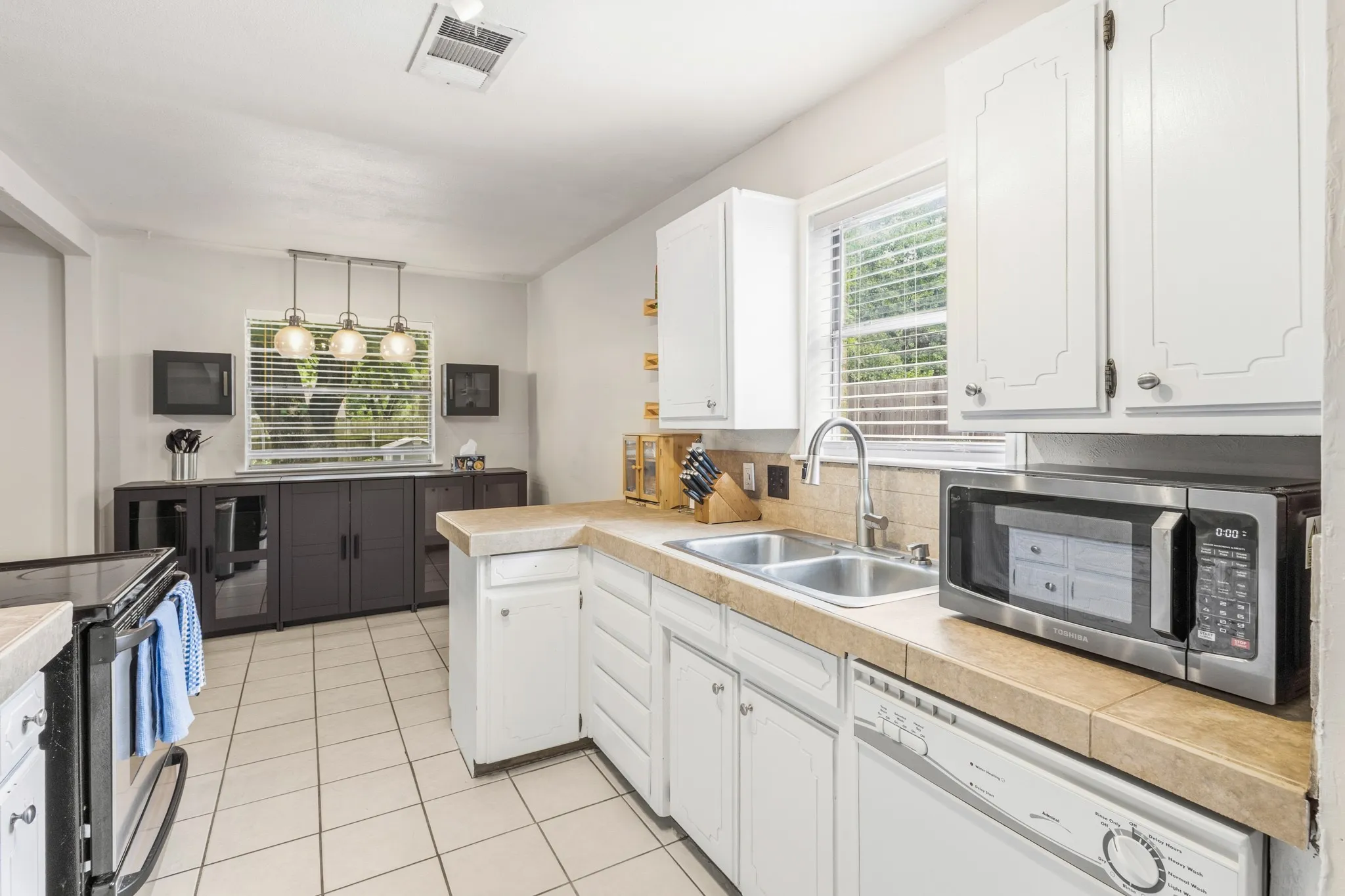 Single Family Residence For Sale in Tarrant County , 2804 Mintwood Place, Arlington, Texas 76016, 3 Bedroom, 2 Bathroom, 2 Garage spaces, 1,537 Sqft, built in 1973, mls#21283312, Real Estate Agent in Arlington, Homes For Sale in Tarrant county, Homes For Sale in Arlington, Realtor in Arlington Texas, Real Estate Brokerage Independent Realty Texas, Luminita Cordes Realtor