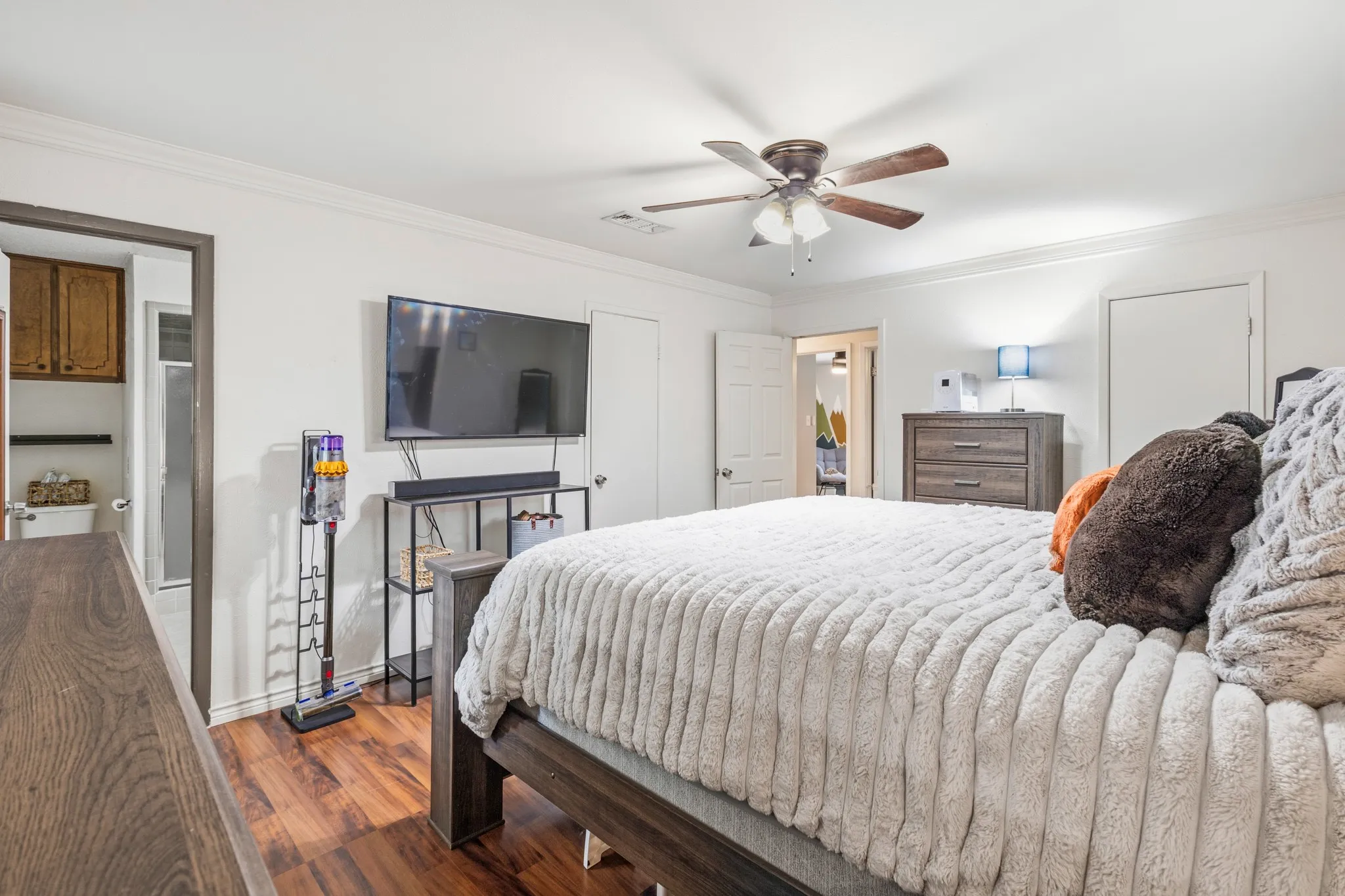 Single Family Residence For Sale in Tarrant County , 2804 Mintwood Place, Arlington, Texas 76016, 3 Bedroom, 2 Bathroom, 2 Garage spaces, 1,537 Sqft, built in 1973, mls#21283312, Real Estate Agent in Arlington, Homes For Sale in Tarrant county, Homes For Sale in Arlington, Realtor in Arlington Texas, Real Estate Brokerage Independent Realty Texas, Luminita Cordes Realtor