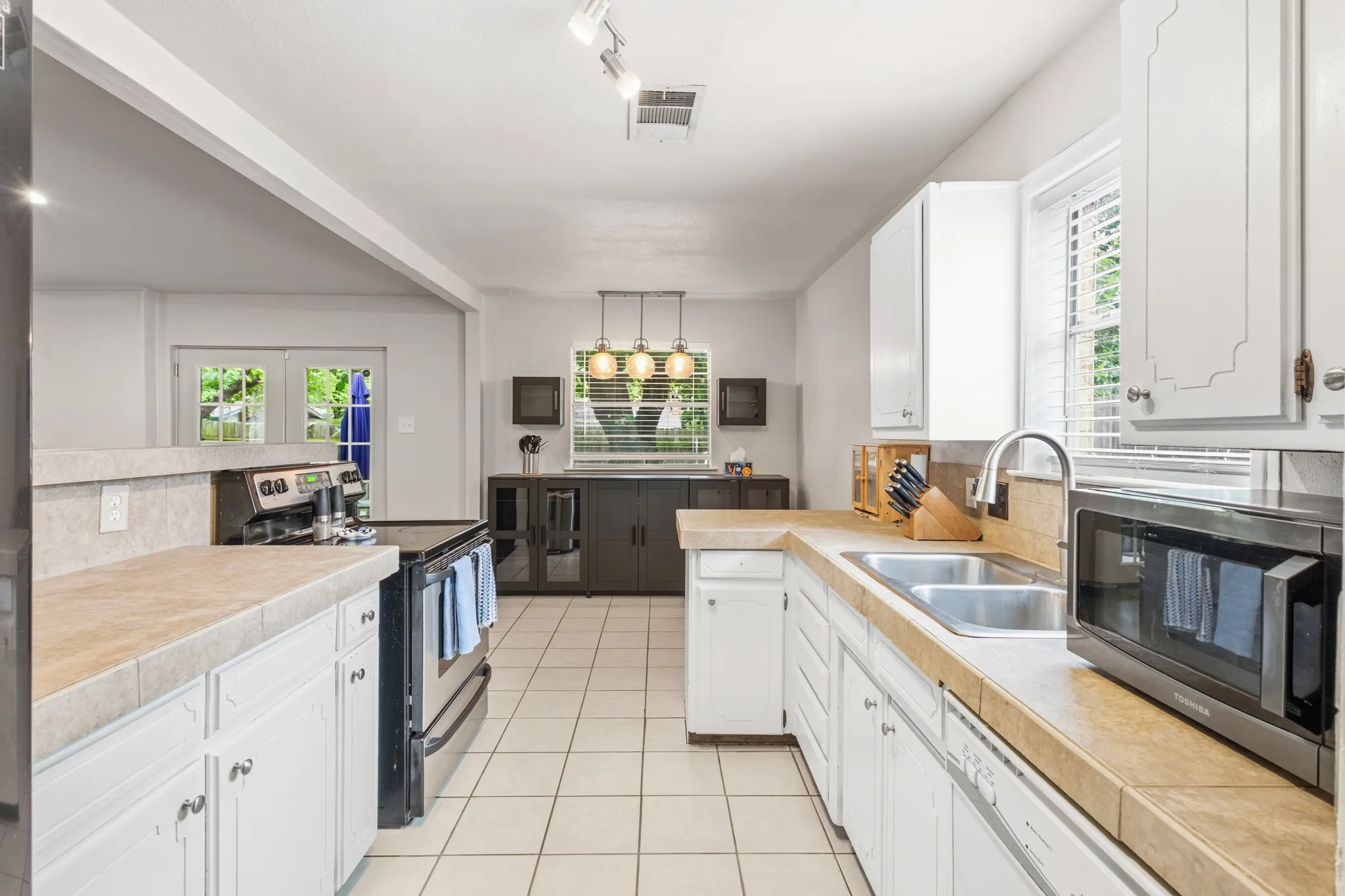 Single Family Residence For Sale in Tarrant County , 2804 Mintwood Place, Arlington, Texas 76016, 3 Bedroom, 2 Bathroom, 2 Garage spaces, 1,537 Sqft, built in 1973, mls#21283312, Real Estate Agent in Arlington, Homes For Sale in Tarrant county, Homes For Sale in Arlington, Realtor in Arlington Texas, Real Estate Brokerage Independent Realty Texas, Luminita Cordes Realtor