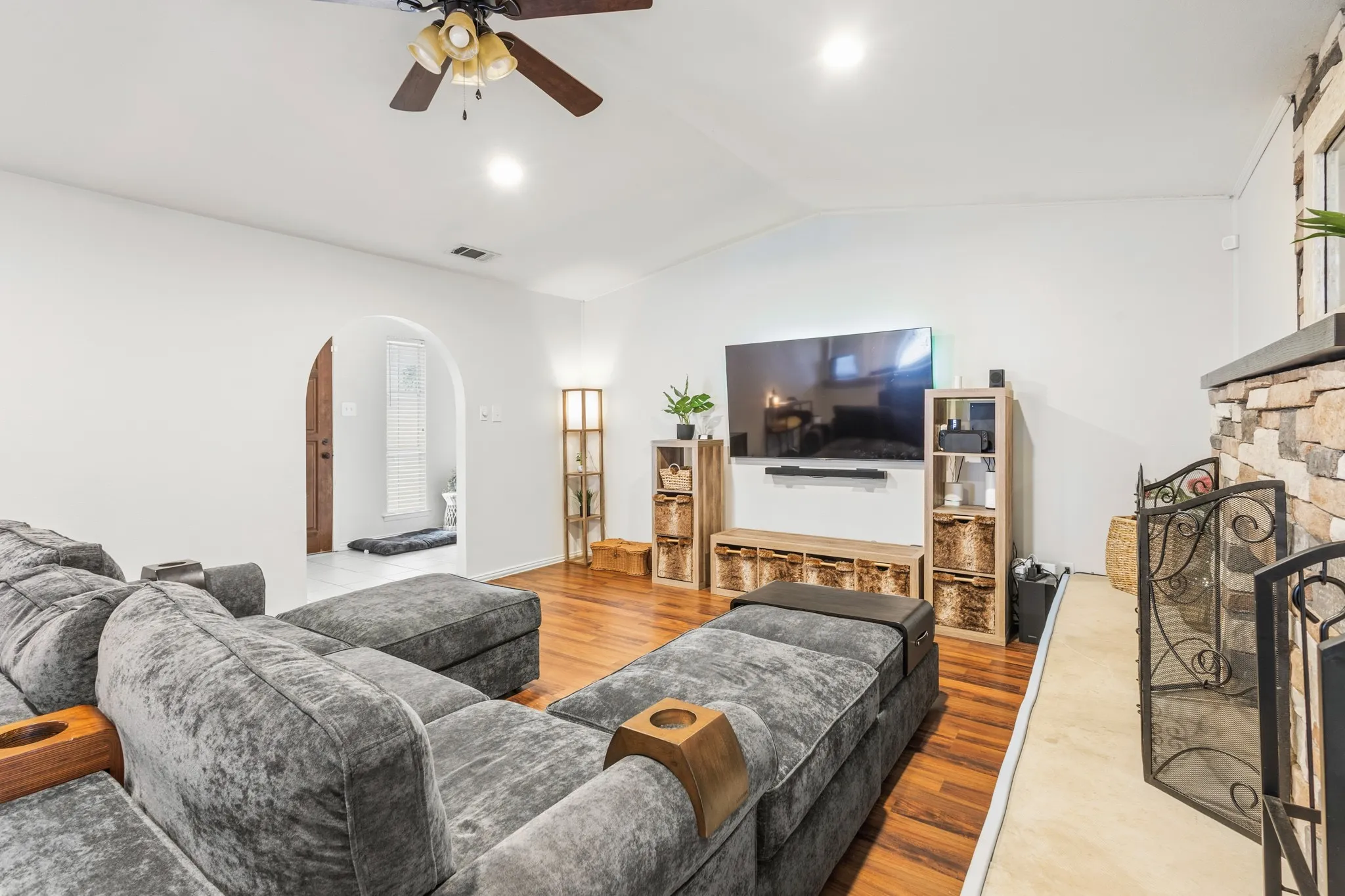Single Family Residence For Sale in Tarrant County , 2804 Mintwood Place, Arlington, Texas 76016, 3 Bedroom, 2 Bathroom, 2 Garage spaces, 1,537 Sqft, built in 1973, mls#21283312, Real Estate Agent in Arlington, Homes For Sale in Tarrant county, Homes For Sale in Arlington, Realtor in Arlington Texas, Real Estate Brokerage Independent Realty Texas, Luminita Cordes Realtor
