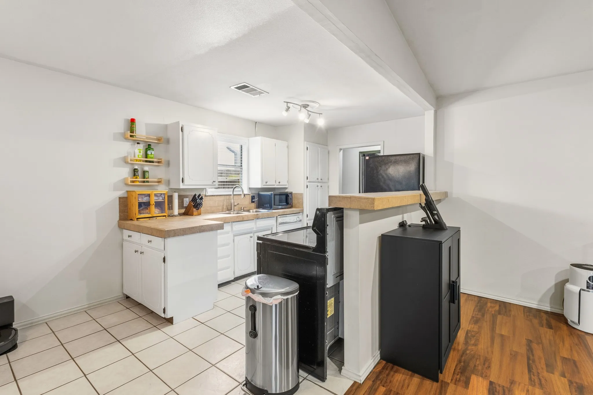 Single Family Residence For Sale in Tarrant County , 2804 Mintwood Place, Arlington, Texas 76016, 3 Bedroom, 2 Bathroom, 2 Garage spaces, 1,537 Sqft, built in 1973, mls#21283312, Real Estate Agent in Arlington, Homes For Sale in Tarrant county, Homes For Sale in Arlington, Realtor in Arlington Texas, Real Estate Brokerage Independent Realty Texas, Luminita Cordes Realtor