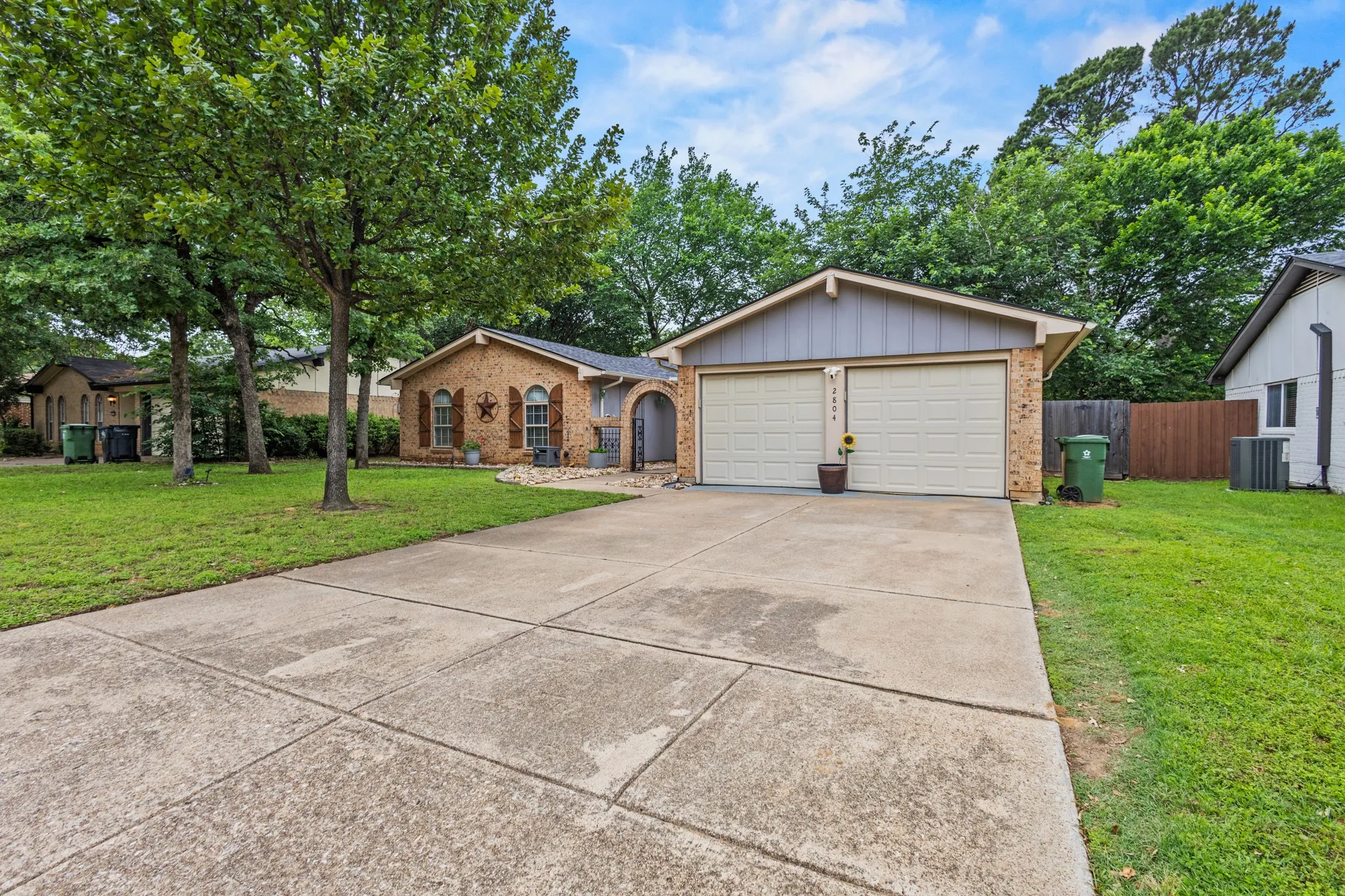 Single Family Residence For Sale in Tarrant County , 2804 Mintwood Place, Arlington, Texas 76016, 3 Bedroom, 2 Bathroom, 2 Garage spaces, 1,537 Sqft, built in 1973, mls#21283312, Real Estate Agent in Arlington, Homes For Sale in Tarrant county, Homes For Sale in Arlington, Realtor in Arlington Texas, Real Estate Brokerage Independent Realty Texas, Luminita Cordes Realtor