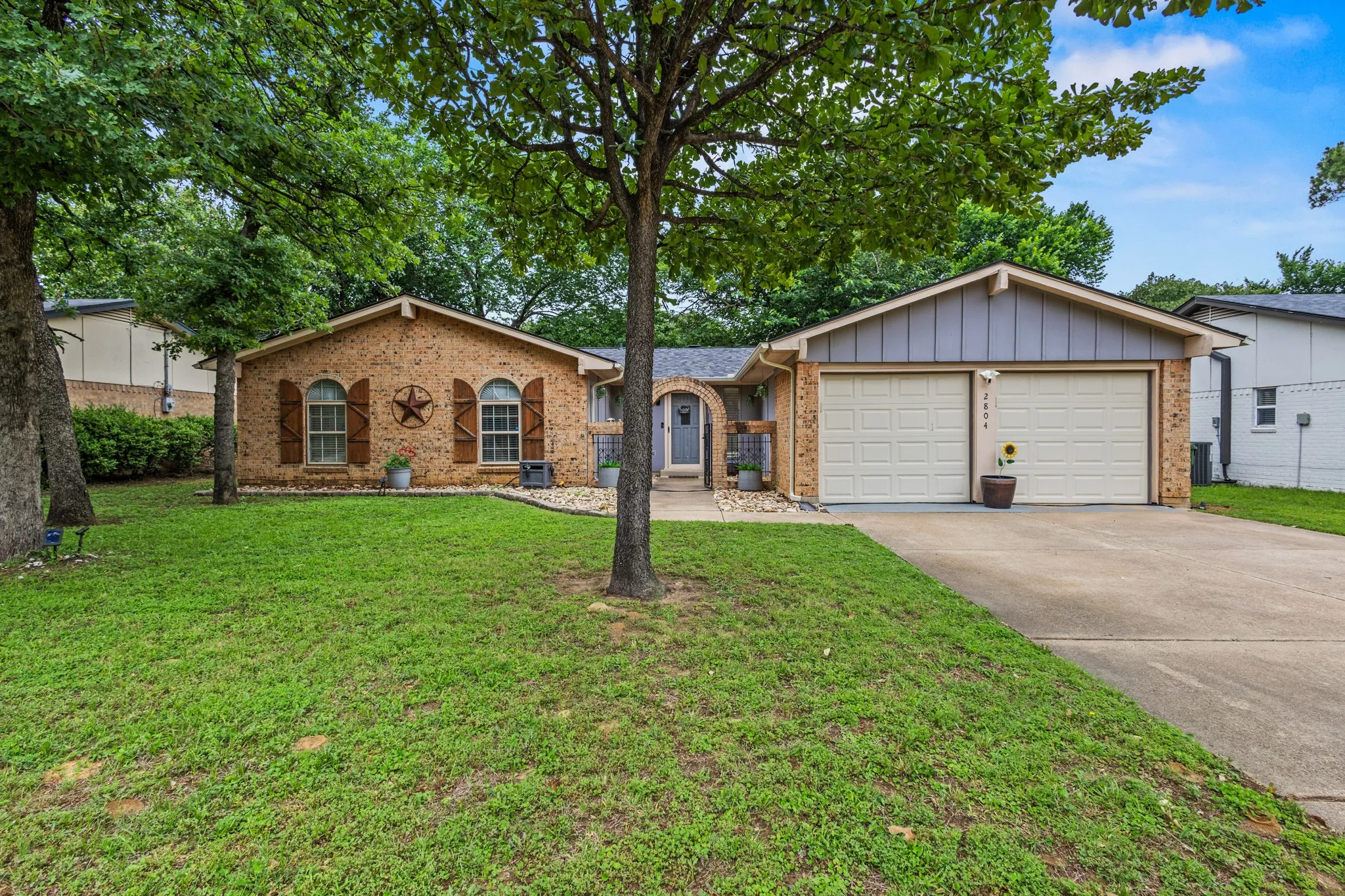 Single Family Residence For Sale in Tarrant County , 2804 Mintwood Place, Arlington, Texas 76016, 3 Bedroom, 2 Bathroom, 2 Garage spaces, 1,537 Sqft, built in 1973, mls#21283312, Real Estate Agent in Arlington, Homes For Sale in Tarrant county, Homes For Sale in Arlington, Realtor in Arlington Texas, Real Estate Brokerage Independent Realty Texas, Luminita Cordes Realtor