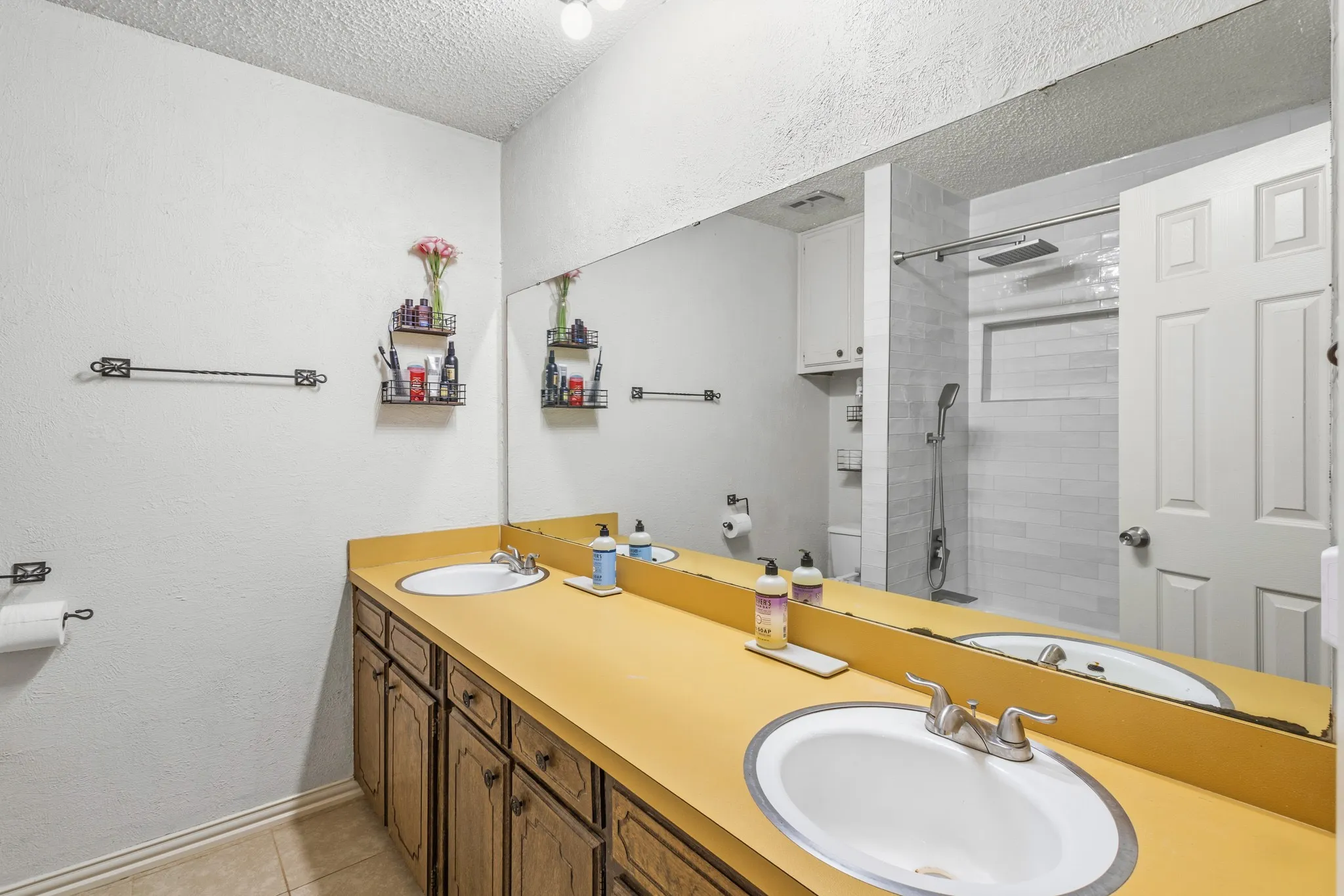 Single Family Residence For Sale in Tarrant County , 2804 Mintwood Place, Arlington, Texas 76016, 3 Bedroom, 2 Bathroom, 2 Garage spaces, 1,537 Sqft, built in 1973, mls#21283312, Real Estate Agent in Arlington, Homes For Sale in Tarrant county, Homes For Sale in Arlington, Realtor in Arlington Texas, Real Estate Brokerage Independent Realty Texas, Luminita Cordes Realtor