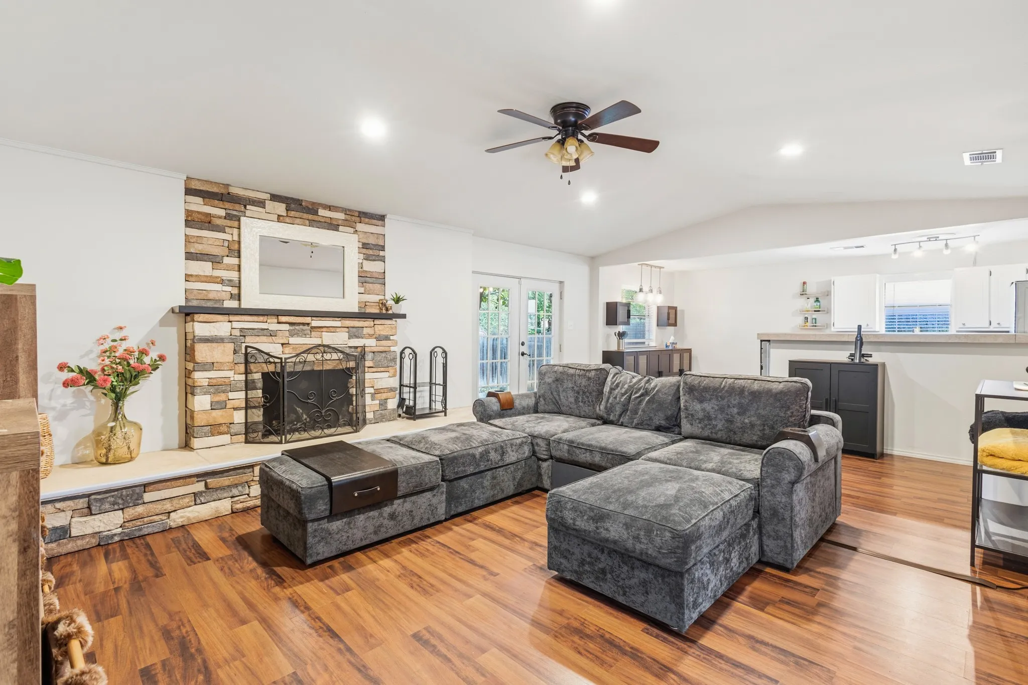 Single Family Residence For Sale in Tarrant County , 2804 Mintwood Place, Arlington, Texas 76016, 3 Bedroom, 2 Bathroom, 2 Garage spaces, 1,537 Sqft, built in 1973, mls#21283312, Real Estate Agent in Arlington, Homes For Sale in Tarrant county, Homes For Sale in Arlington, Realtor in Arlington Texas, Real Estate Brokerage Independent Realty Texas, Luminita Cordes Realtor
