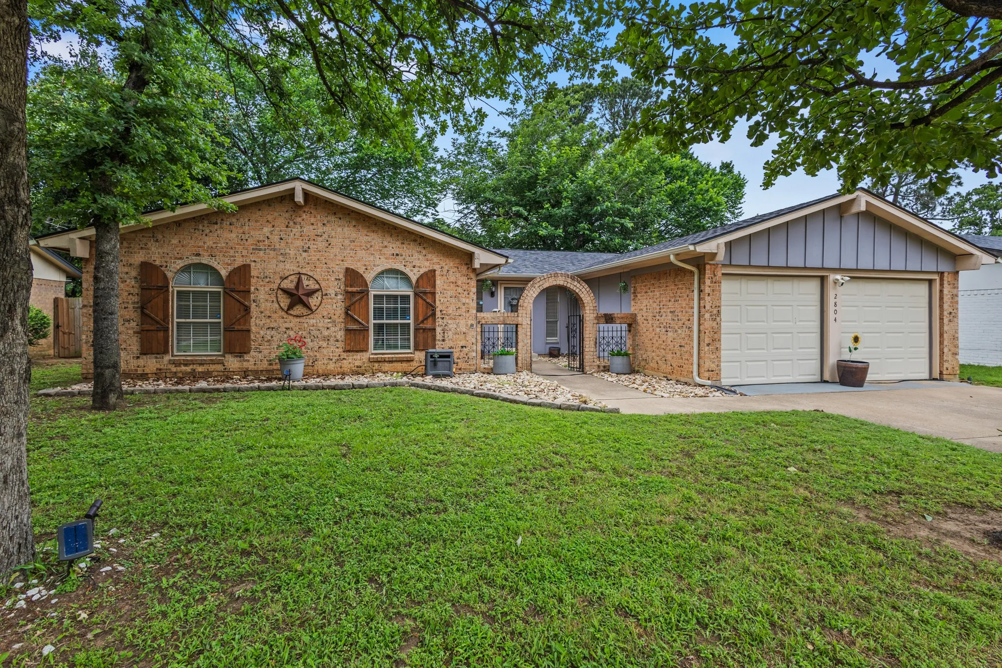 Single Family Residence For Sale in Tarrant County , 2804 Mintwood Place, Arlington, Texas 76016, 3 Bedroom, 2 Bathroom, 2 Garage spaces, 1,537 Sqft, built in 1973, mls#21283312, Real Estate Agent in Arlington, Homes For Sale in Tarrant county, Homes For Sale in Arlington, Realtor in Arlington Texas, Real Estate Brokerage Independent Realty Texas, Luminita Cordes Realtor