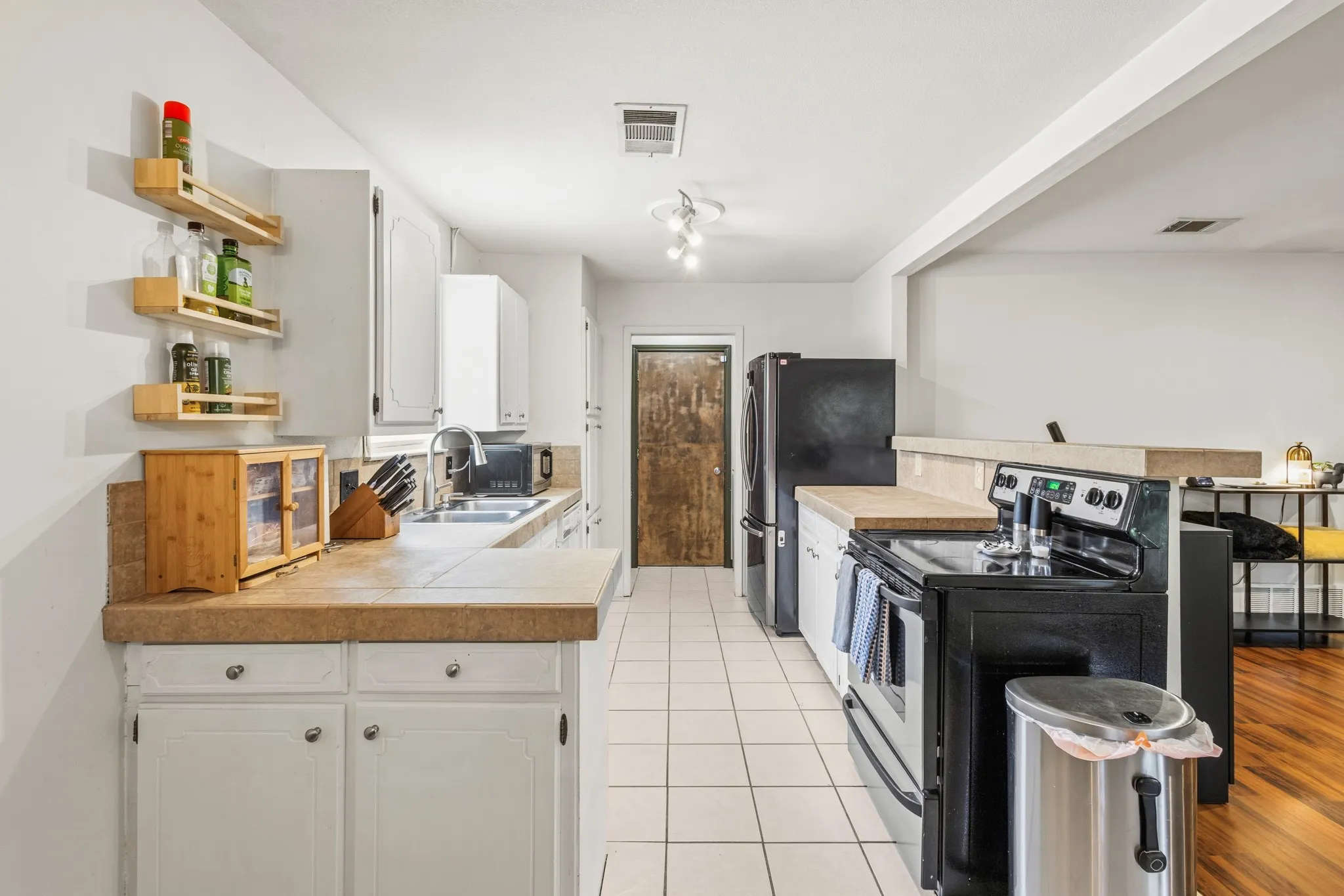 Single Family Residence For Sale in Tarrant County , 2804 Mintwood Place, Arlington, Texas 76016, 3 Bedroom, 2 Bathroom, 2 Garage spaces, 1,537 Sqft, built in 1973, mls#21283312, Real Estate Agent in Arlington, Homes For Sale in Tarrant county, Homes For Sale in Arlington, Realtor in Arlington Texas, Real Estate Brokerage Independent Realty Texas, Luminita Cordes Realtor
