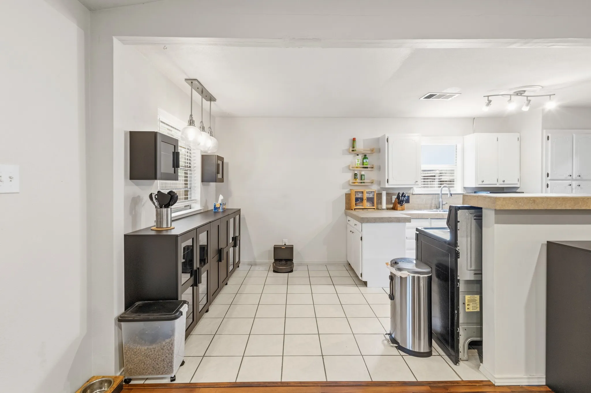 Single Family Residence For Sale in Tarrant County , 2804 Mintwood Place, Arlington, Texas 76016, 3 Bedroom, 2 Bathroom, 2 Garage spaces, 1,537 Sqft, built in 1973, mls#21283312, Real Estate Agent in Arlington, Homes For Sale in Tarrant county, Homes For Sale in Arlington, Realtor in Arlington Texas, Real Estate Brokerage Independent Realty Texas, Luminita Cordes Realtor
