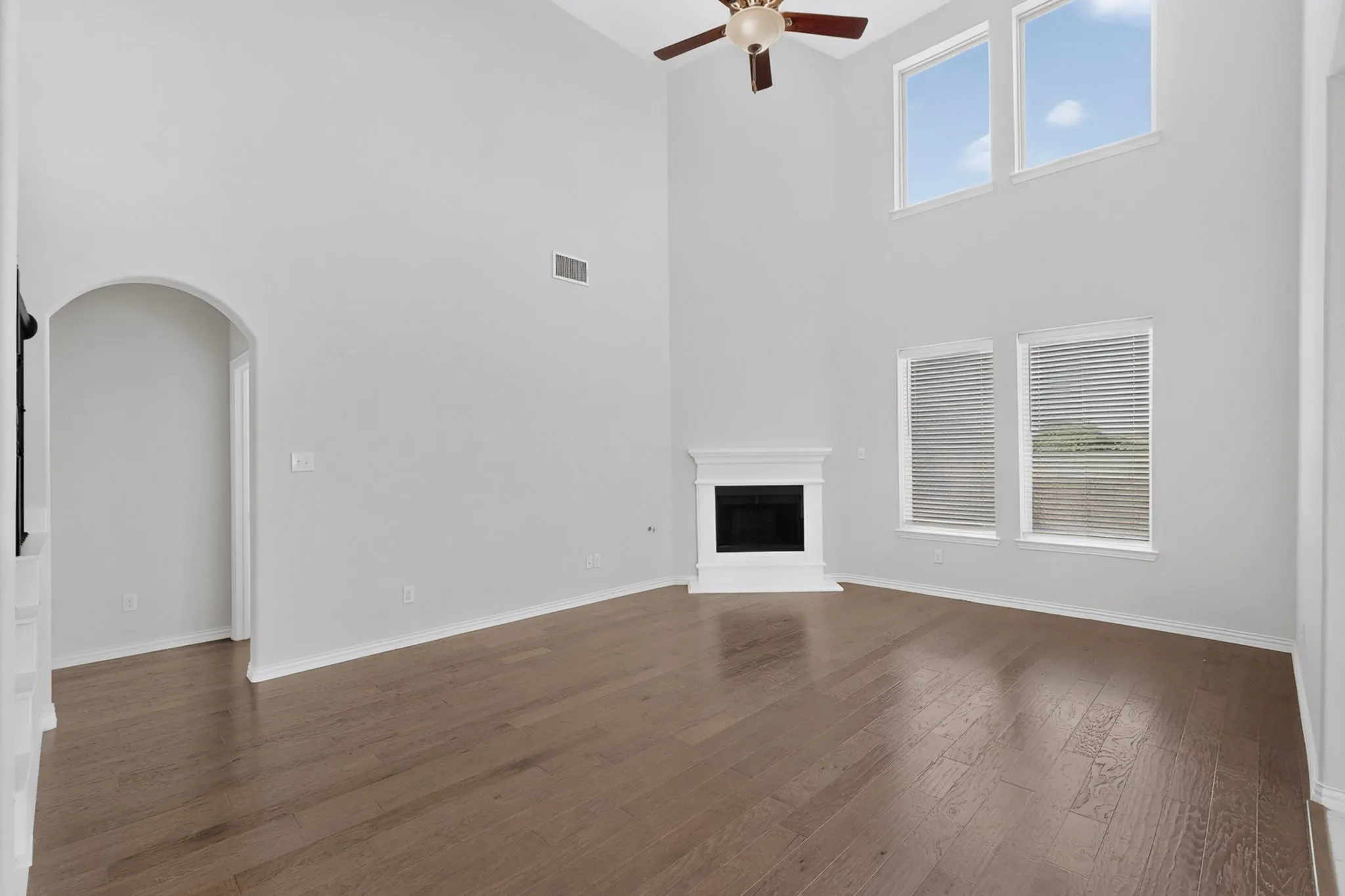 Single Family Residence For Sale in Denton County , 9608 Creekmere Drive, Denton, Texas 76226, 4 Bedroom, 4 Bathroom, 2 Garage spaces, 3,166 Sqft, built in 2018, mls#21283392, Real Estate Agent in Denton, Homes For Sale in Denton county, Homes For Sale in Denton, Realtor in Denton Texas, Real Estate Brokerage Independent Realty Texas, Luminita Cordes Realtor