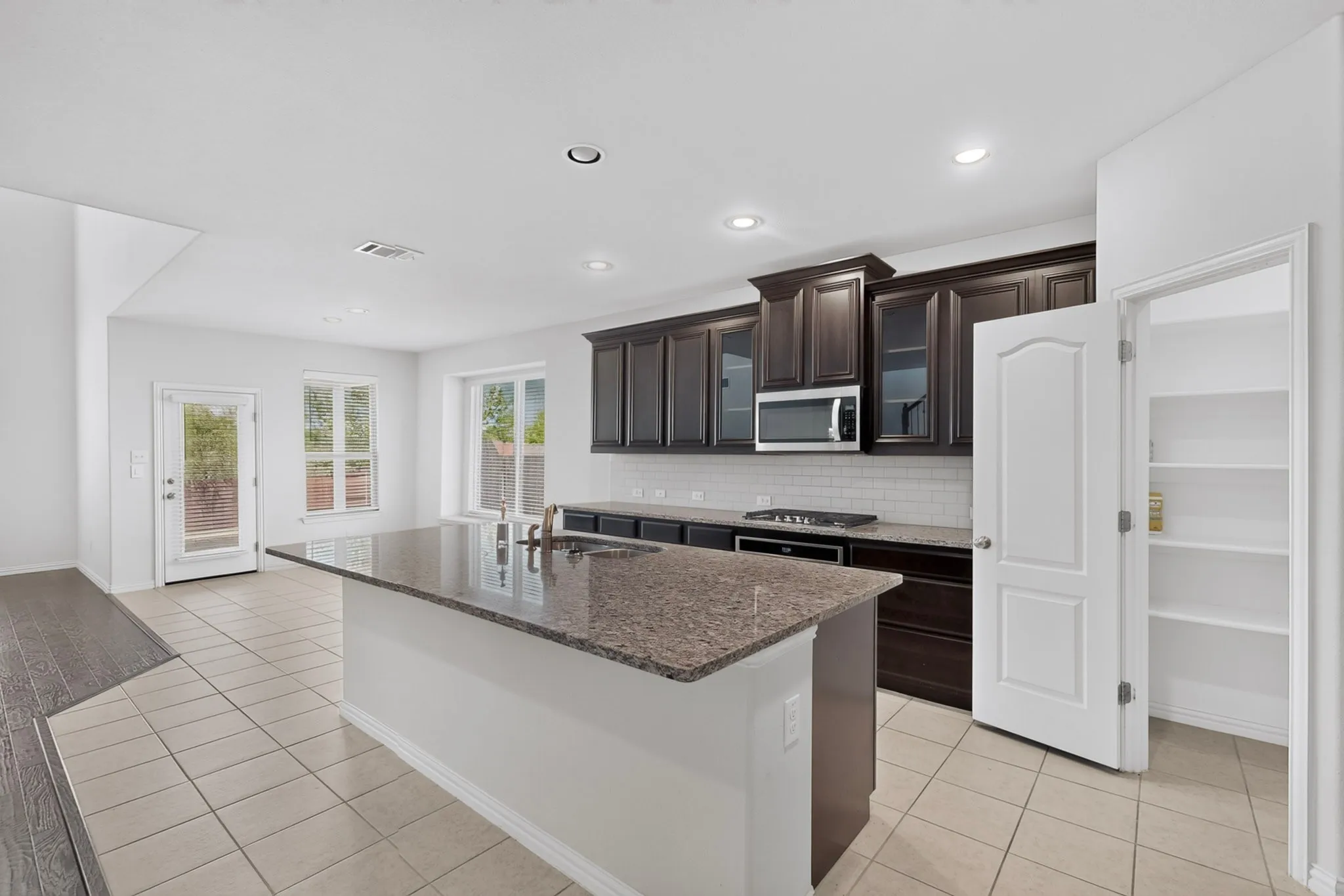 Single Family Residence For Sale in Denton County , 9608 Creekmere Drive, Denton, Texas 76226, 4 Bedroom, 4 Bathroom, 2 Garage spaces, 3,166 Sqft, built in 2018, mls#21283392, Real Estate Agent in Denton, Homes For Sale in Denton county, Homes For Sale in Denton, Realtor in Denton Texas, Real Estate Brokerage Independent Realty Texas, Luminita Cordes Realtor