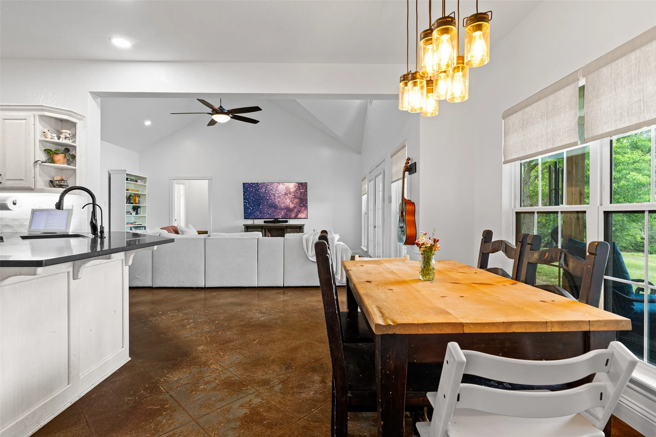 Single Family Residence For Sale in Upshur County , 152 Black Hawk Lane, Gilmer, Texas 75645, 3 Bedroom, 3 Bathroom, Garage spaces, 2,444 Sqft, built in 2001, mls#21283387, Real Estate Agent in Gilmer, Homes For Sale in Upshur county, Homes For Sale in Gilmer, Realtor in Gilmer Texas, Real Estate Brokerage Independent Realty Texas, Luminita Cordes Realtor