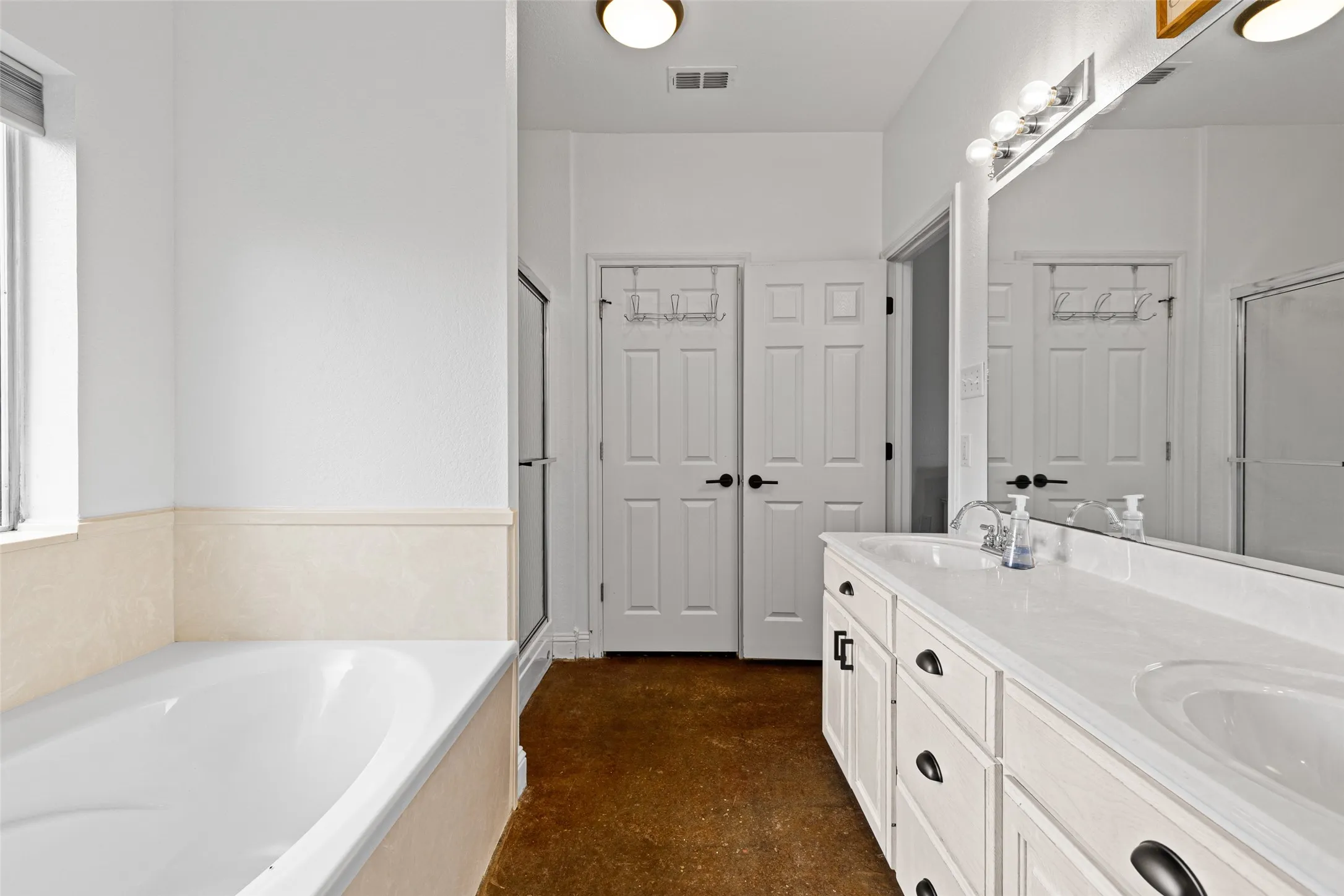 Single Family Residence For Sale in Upshur County , 152 Black Hawk Lane, Gilmer, Texas 75645, 3 Bedroom, 3 Bathroom, Garage spaces, 2,444 Sqft, built in 2001, mls#21283387, Real Estate Agent in Gilmer, Homes For Sale in Upshur county, Homes For Sale in Gilmer, Realtor in Gilmer Texas, Real Estate Brokerage Independent Realty Texas, Luminita Cordes Realtor