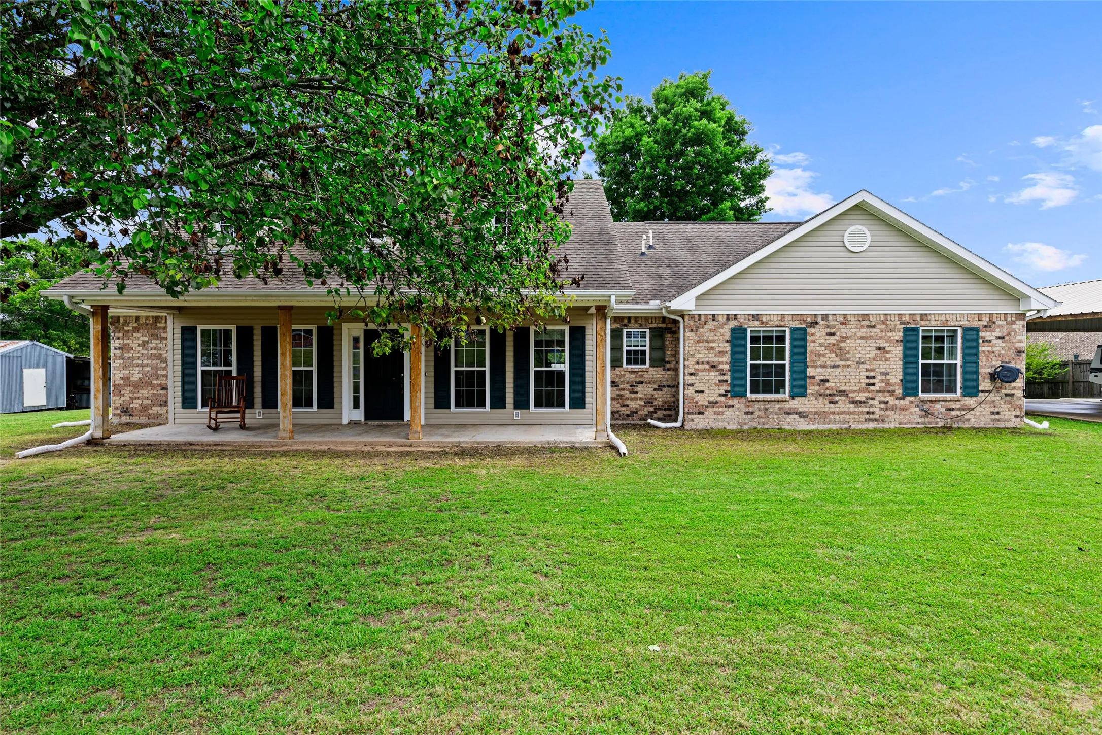Single Family Residence For Sale in Upshur County , 152 Black Hawk Lane, Gilmer, Texas 75645, 3 Bedroom, 3 Bathroom, Garage spaces, 2,444 Sqft, built in 2001, mls#21283387, Real Estate Agent in Gilmer, Homes For Sale in Upshur county, Homes For Sale in Gilmer, Realtor in Gilmer Texas, Real Estate Brokerage Independent Realty Texas, Luminita Cordes Realtor