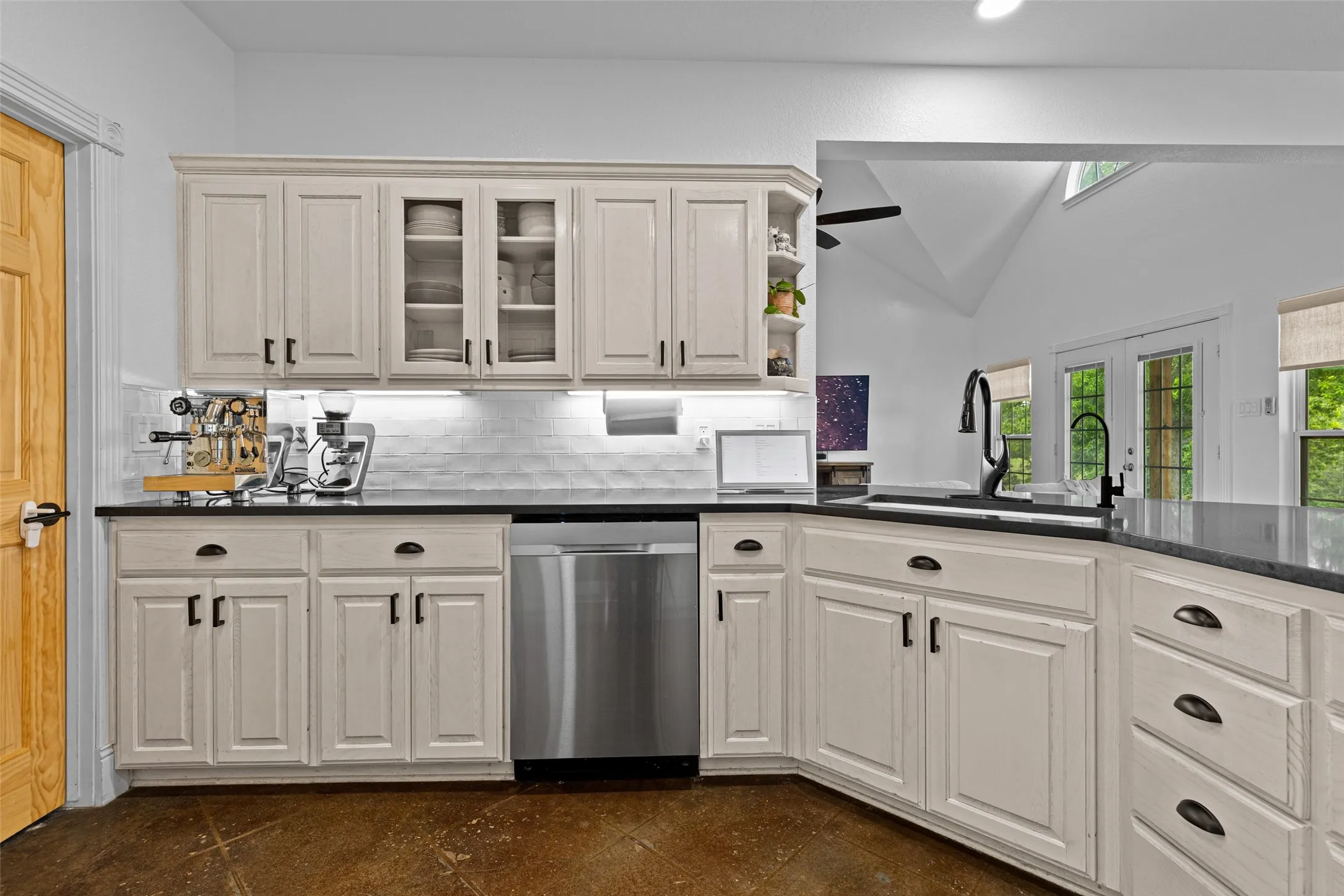 Single Family Residence For Sale in Upshur County , 152 Black Hawk Lane, Gilmer, Texas 75645, 3 Bedroom, 3 Bathroom, Garage spaces, 2,444 Sqft, built in 2001, mls#21283387, Real Estate Agent in Gilmer, Homes For Sale in Upshur county, Homes For Sale in Gilmer, Realtor in Gilmer Texas, Real Estate Brokerage Independent Realty Texas, Luminita Cordes Realtor
