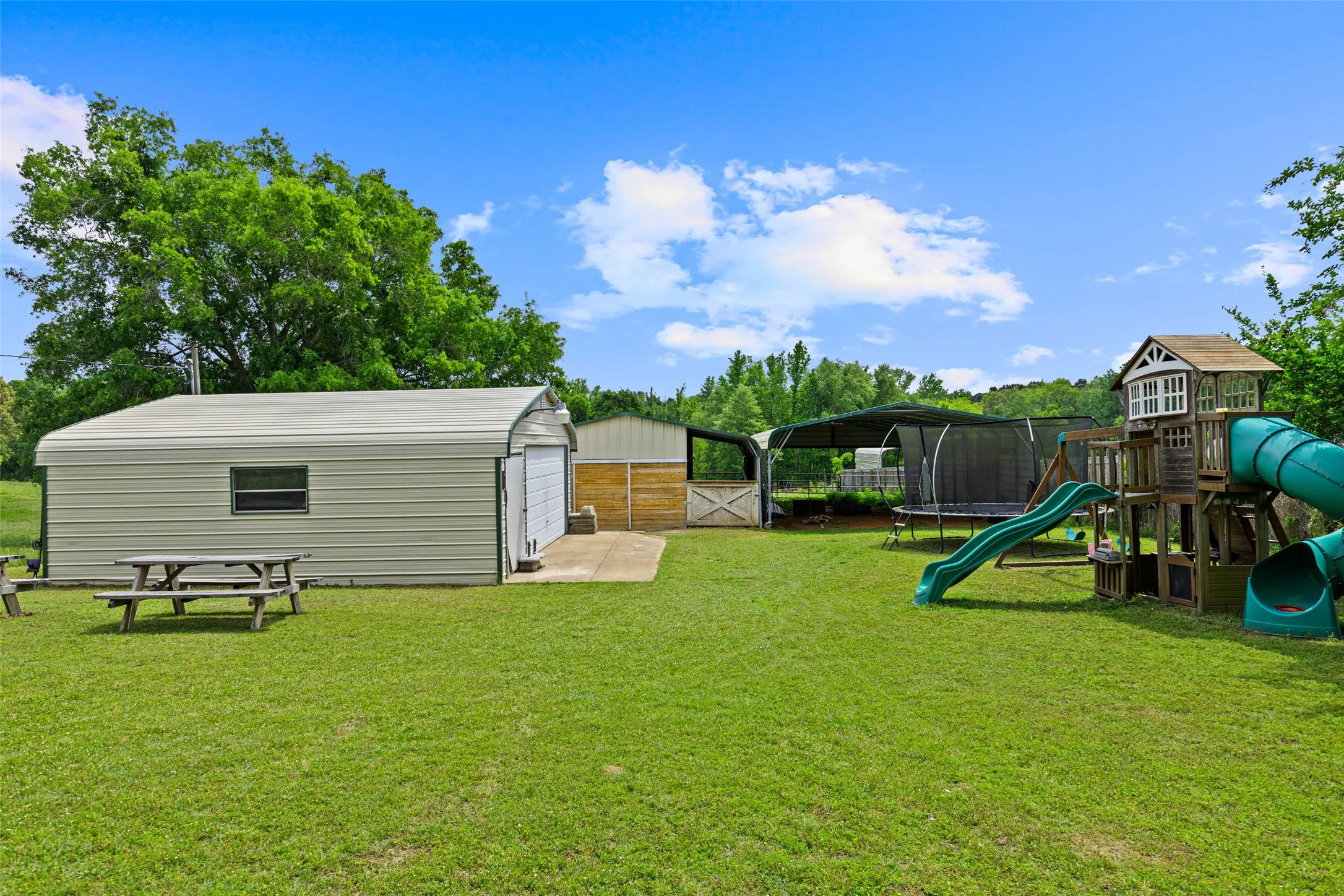Single Family Residence For Sale in Upshur County , 152 Black Hawk Lane, Gilmer, Texas 75645, 3 Bedroom, 3 Bathroom, Garage spaces, 2,444 Sqft, built in 2001, mls#21283387, Real Estate Agent in Gilmer, Homes For Sale in Upshur county, Homes For Sale in Gilmer, Realtor in Gilmer Texas, Real Estate Brokerage Independent Realty Texas, Luminita Cordes Realtor