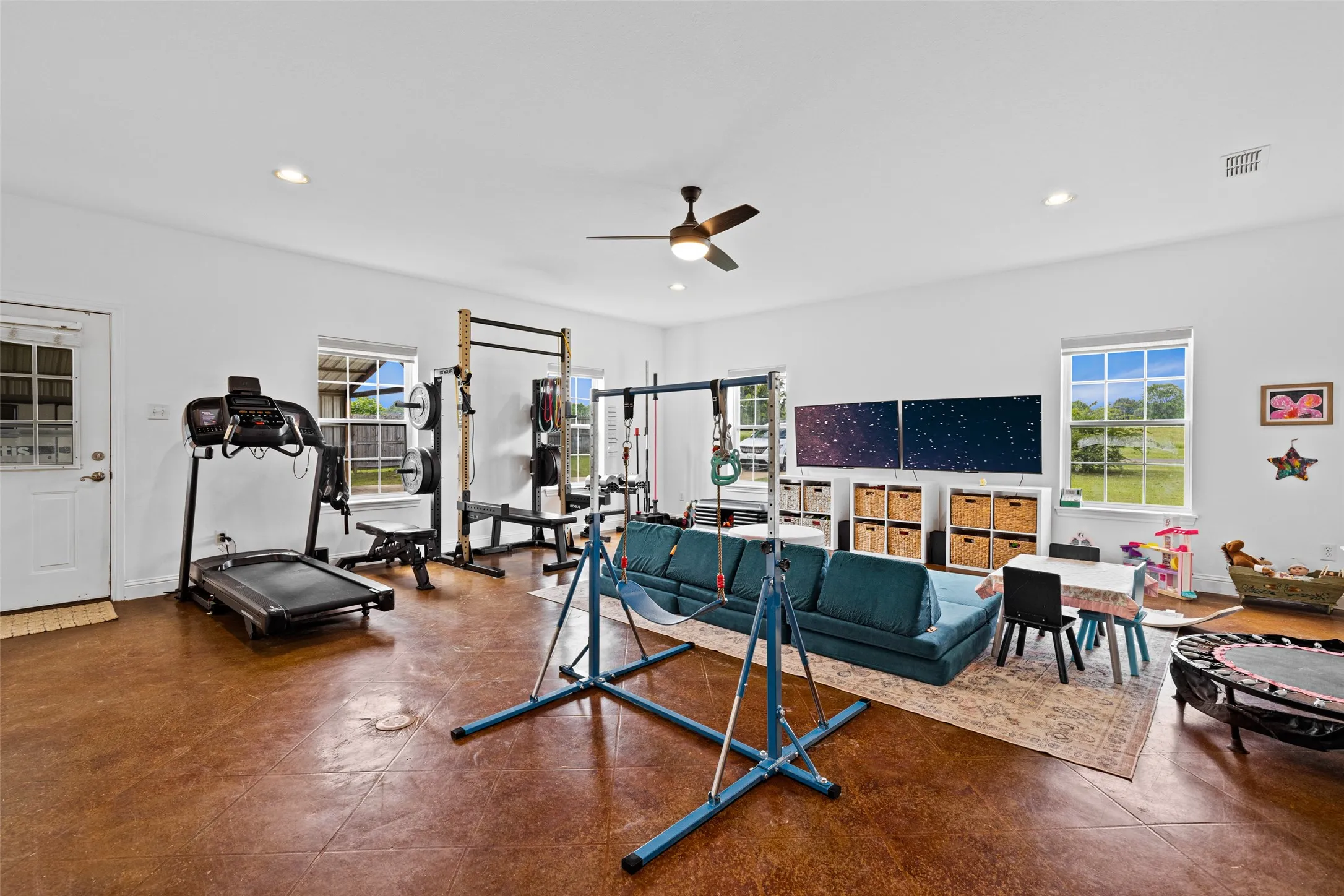 Single Family Residence For Sale in Upshur County , 152 Black Hawk Lane, Gilmer, Texas 75645, 3 Bedroom, 3 Bathroom, Garage spaces, 2,444 Sqft, built in 2001, mls#21283387, Real Estate Agent in Gilmer, Homes For Sale in Upshur county, Homes For Sale in Gilmer, Realtor in Gilmer Texas, Real Estate Brokerage Independent Realty Texas, Luminita Cordes Realtor