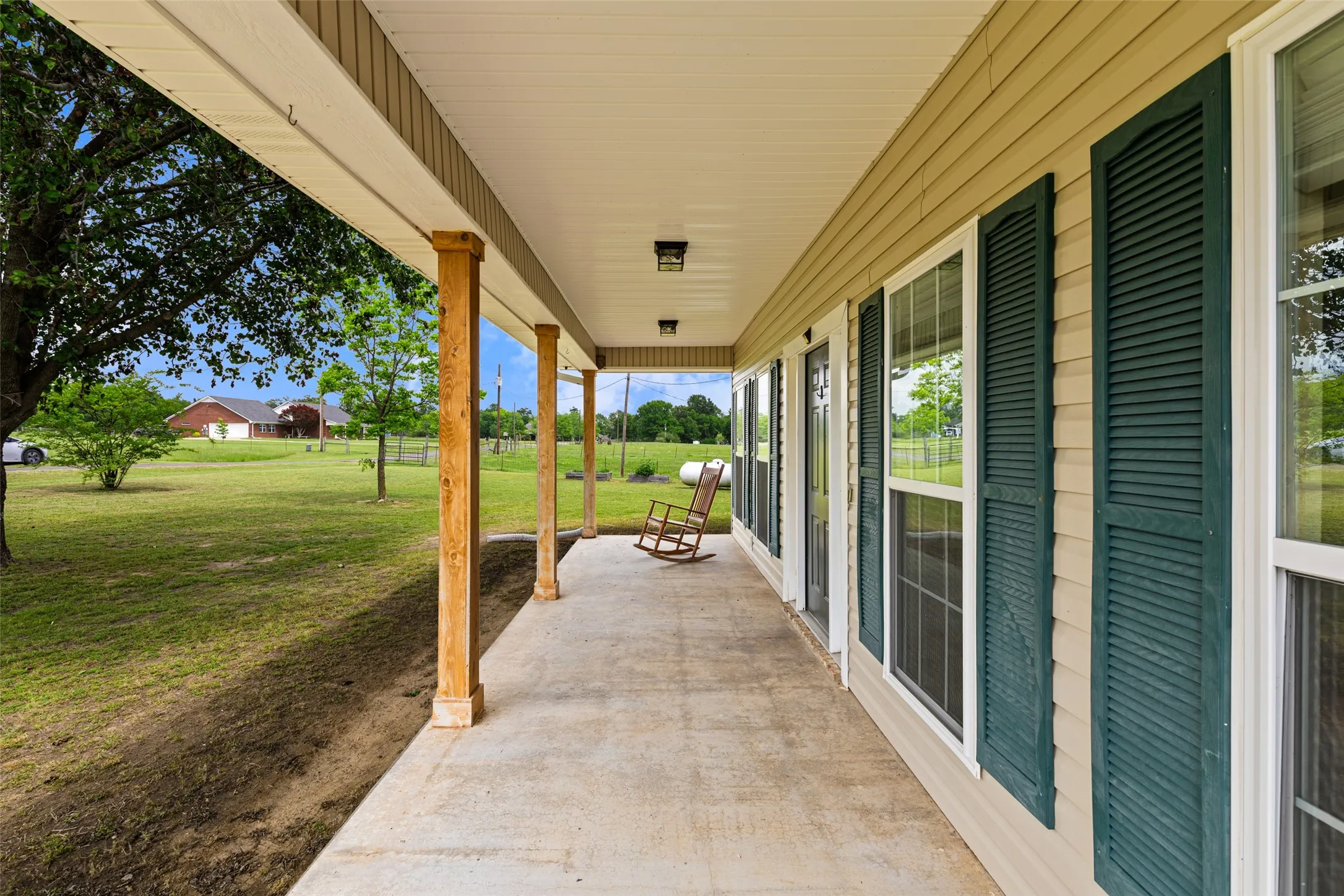 Single Family Residence For Sale in Upshur County , 152 Black Hawk Lane, Gilmer, Texas 75645, 3 Bedroom, 3 Bathroom, Garage spaces, 2,444 Sqft, built in 2001, mls#21283387, Real Estate Agent in Gilmer, Homes For Sale in Upshur county, Homes For Sale in Gilmer, Realtor in Gilmer Texas, Real Estate Brokerage Independent Realty Texas, Luminita Cordes Realtor